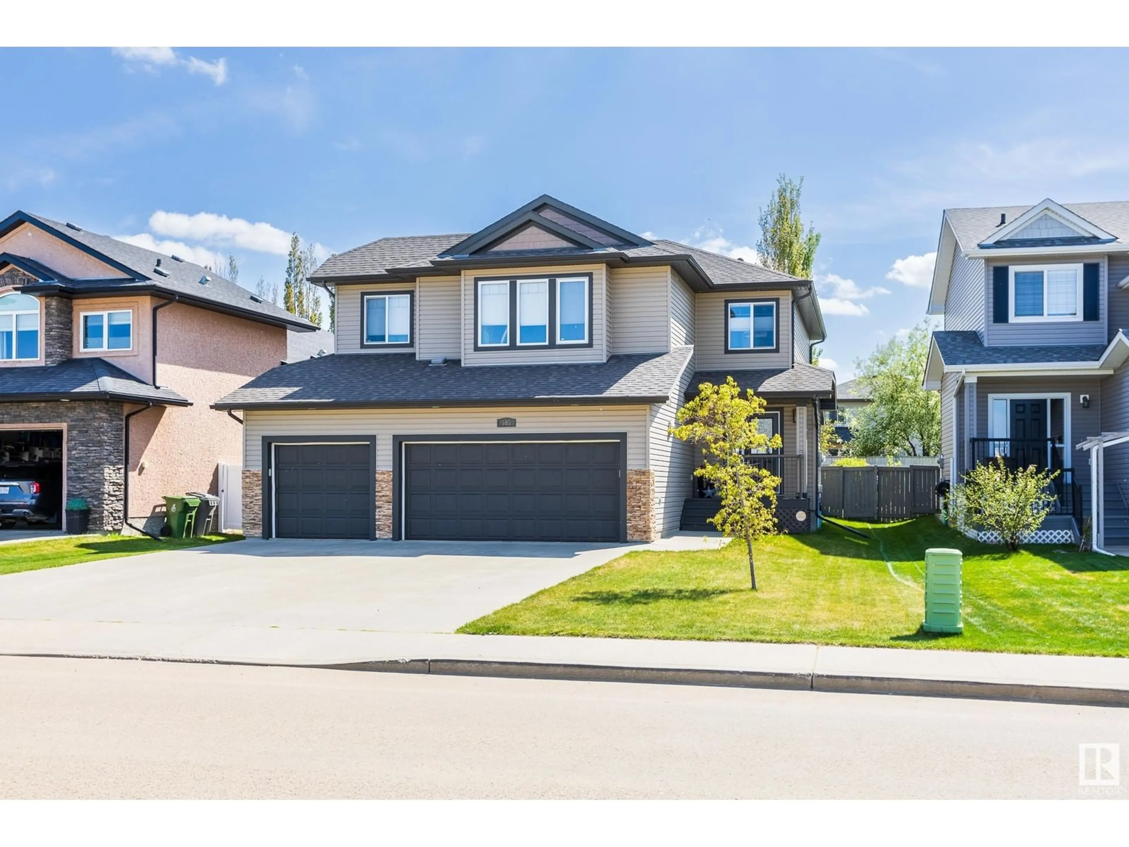 Home with vinyl exterior material, street for 505 GRANDIN DR, Morinville Alberta T8R0E3
