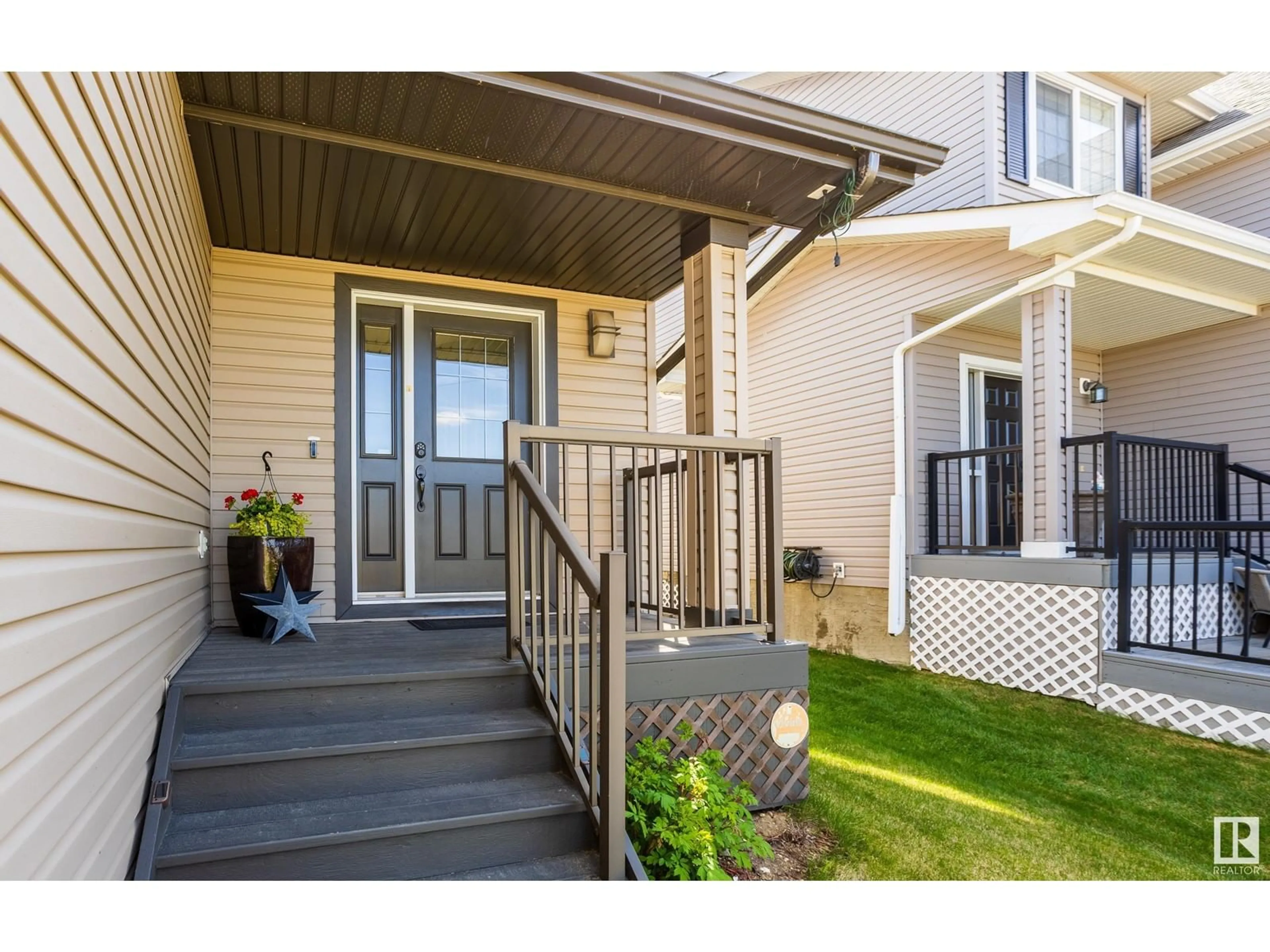 Indoor entryway for 505 GRANDIN DR, Morinville Alberta T8R0E3