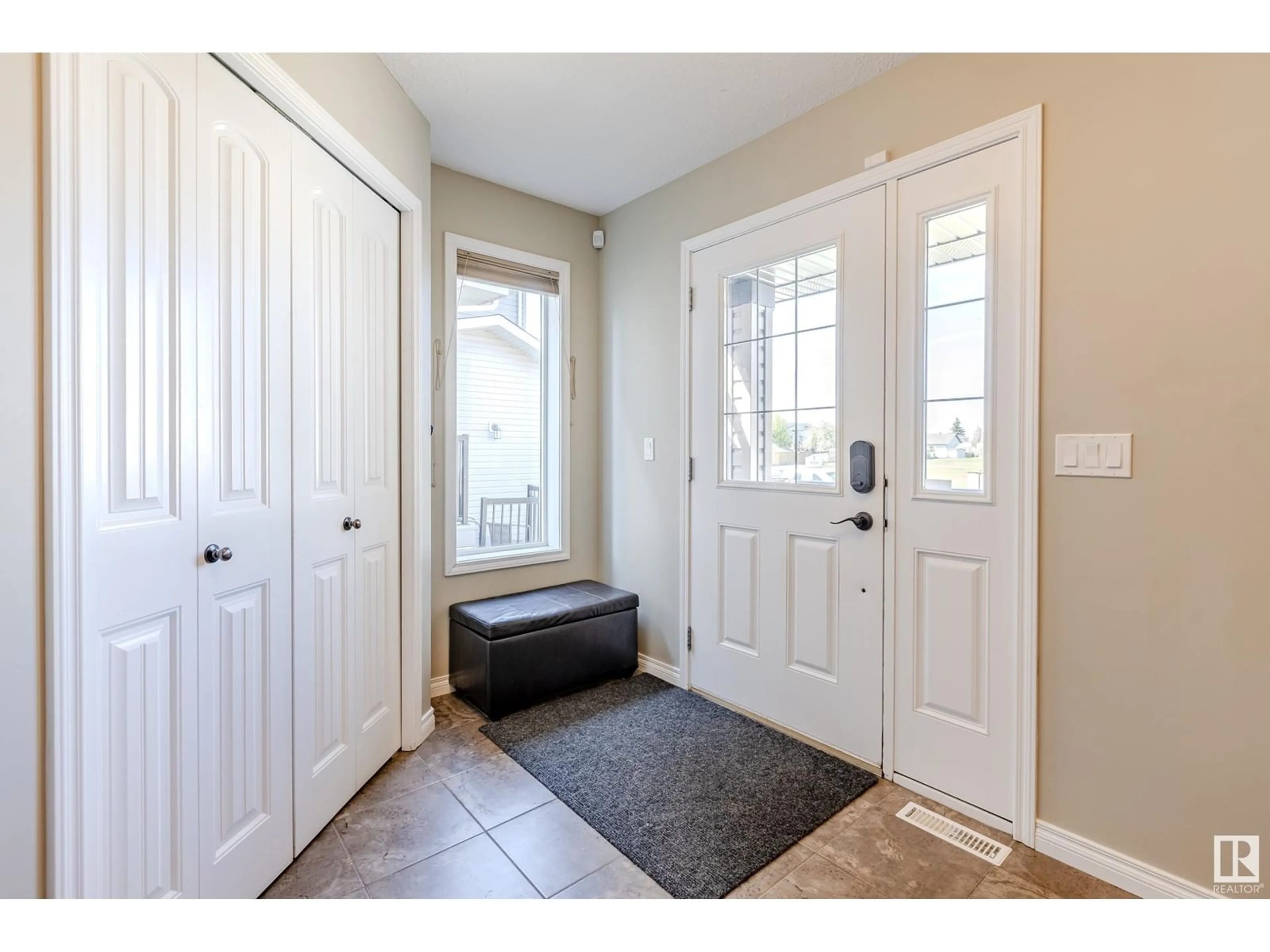 Indoor entryway for 505 GRANDIN DR, Morinville Alberta T8R0E3