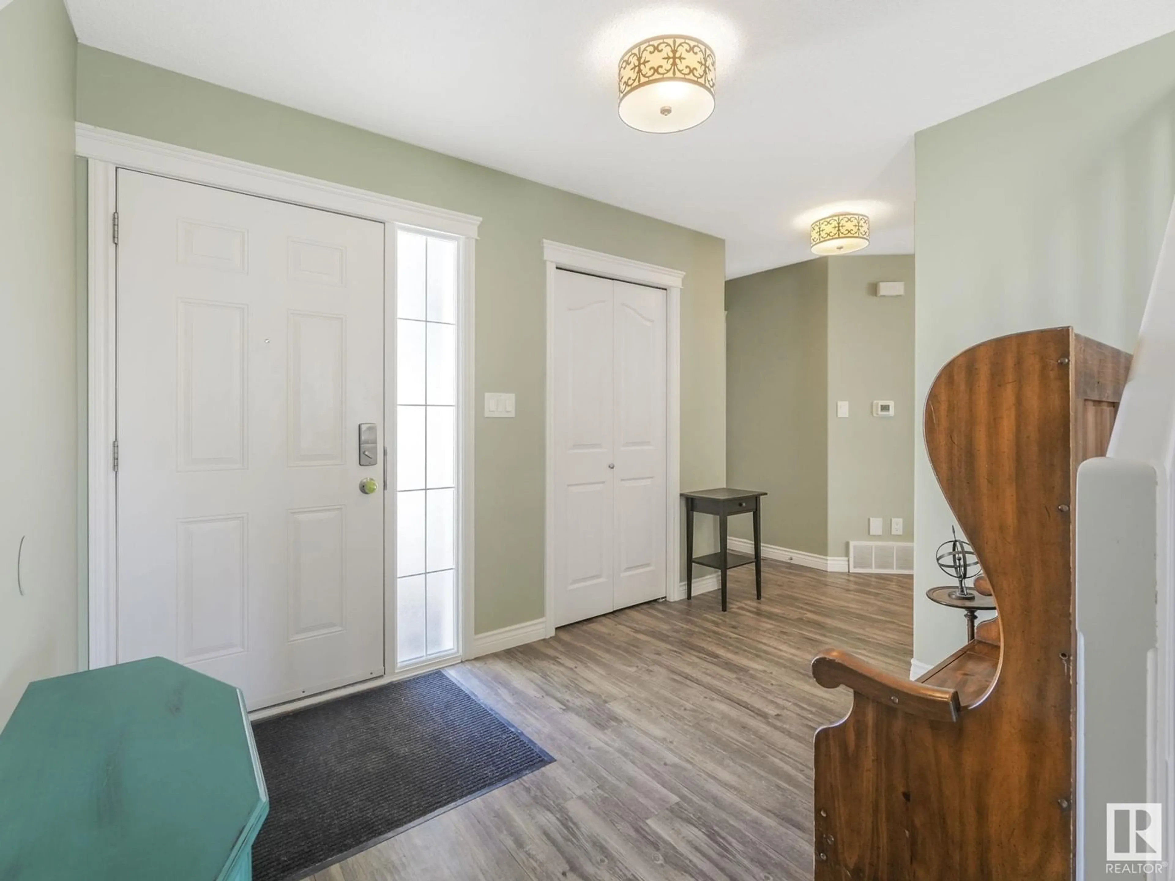 Indoor entryway for 3250 23 ST, Edmonton Alberta T6T2A8