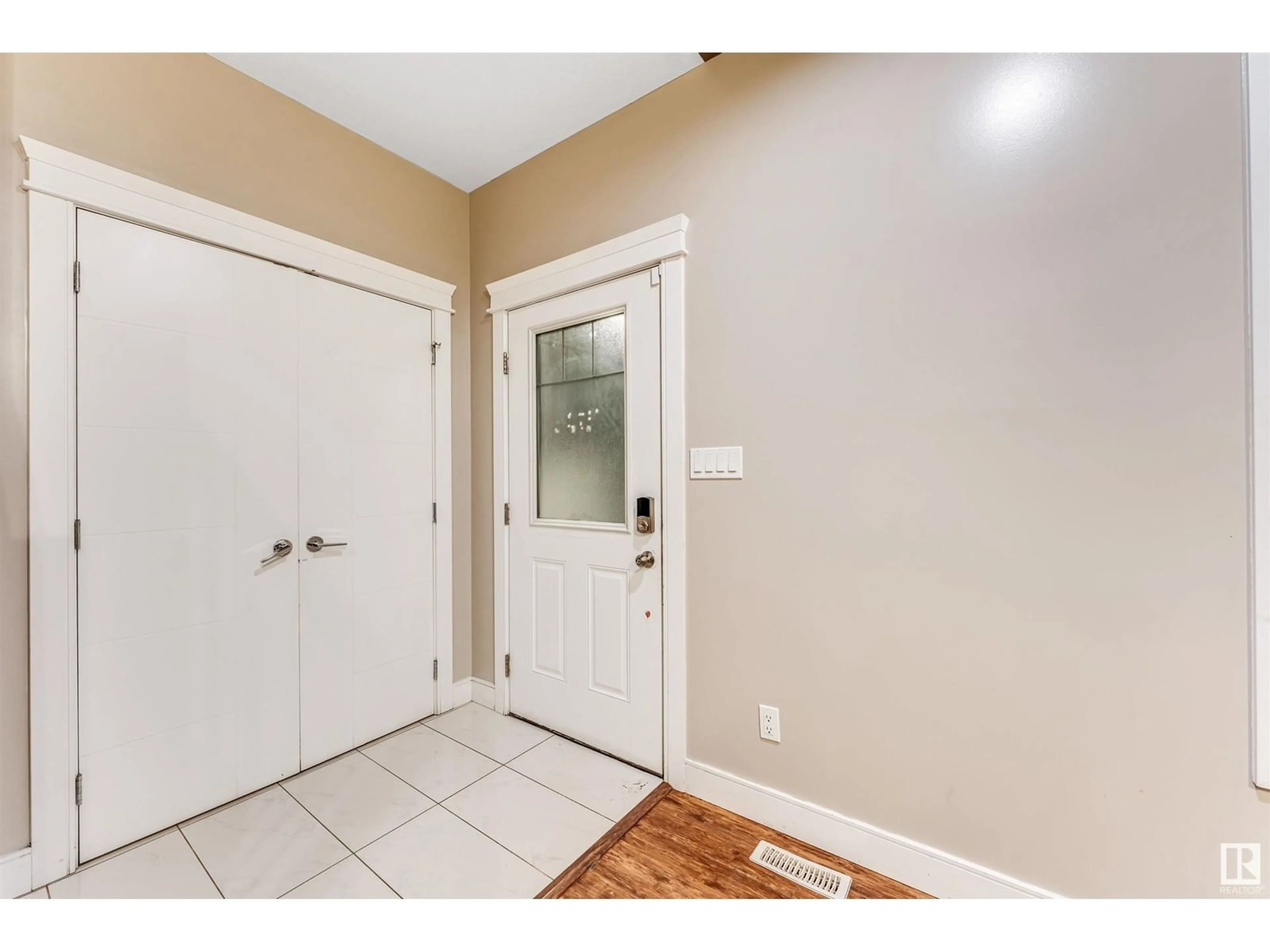 Indoor entryway for 2628 11 ST, Edmonton Alberta T6T0X9