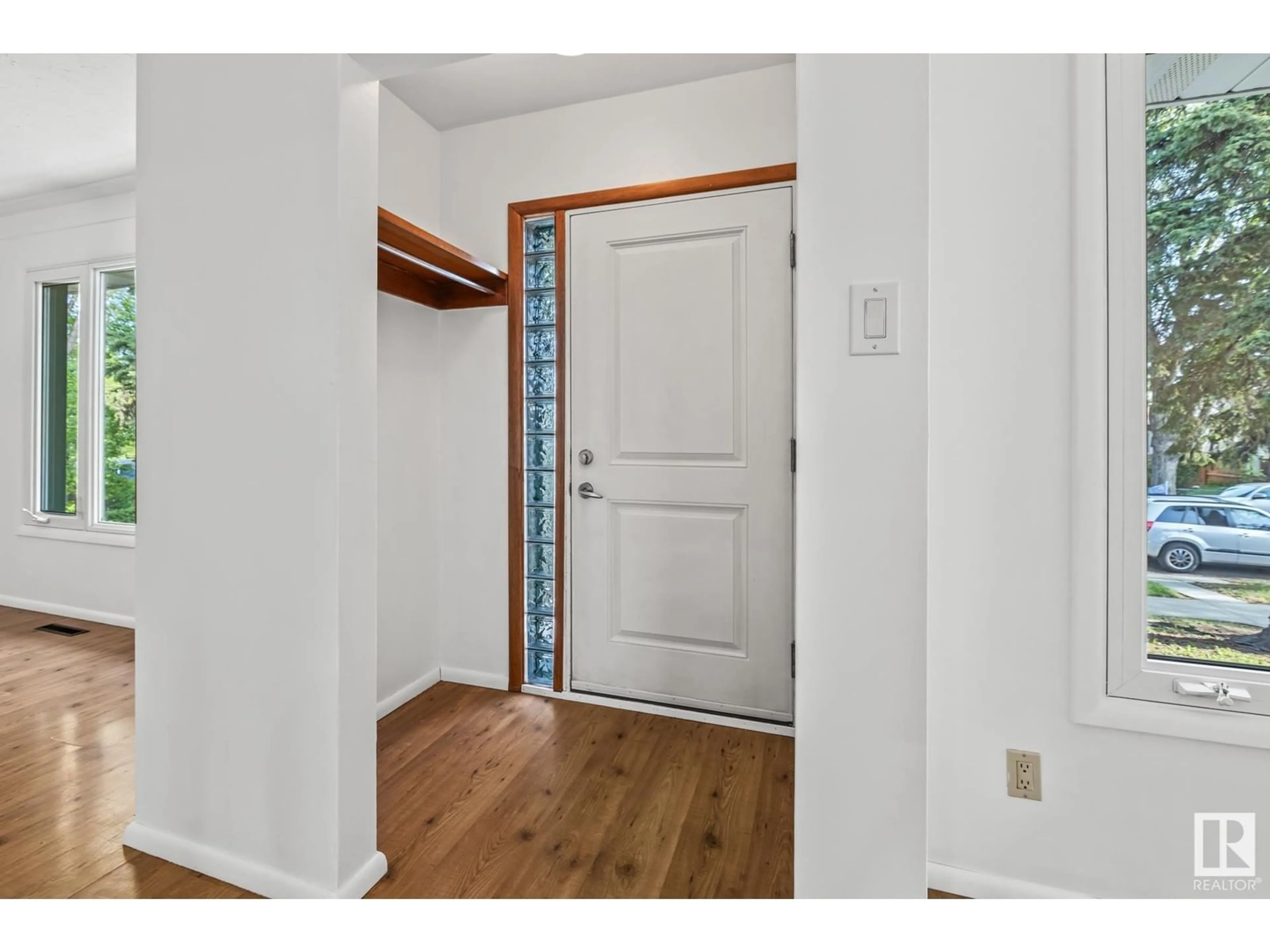 Indoor entryway for 9539 64 AV, Edmonton Alberta T6E0J1