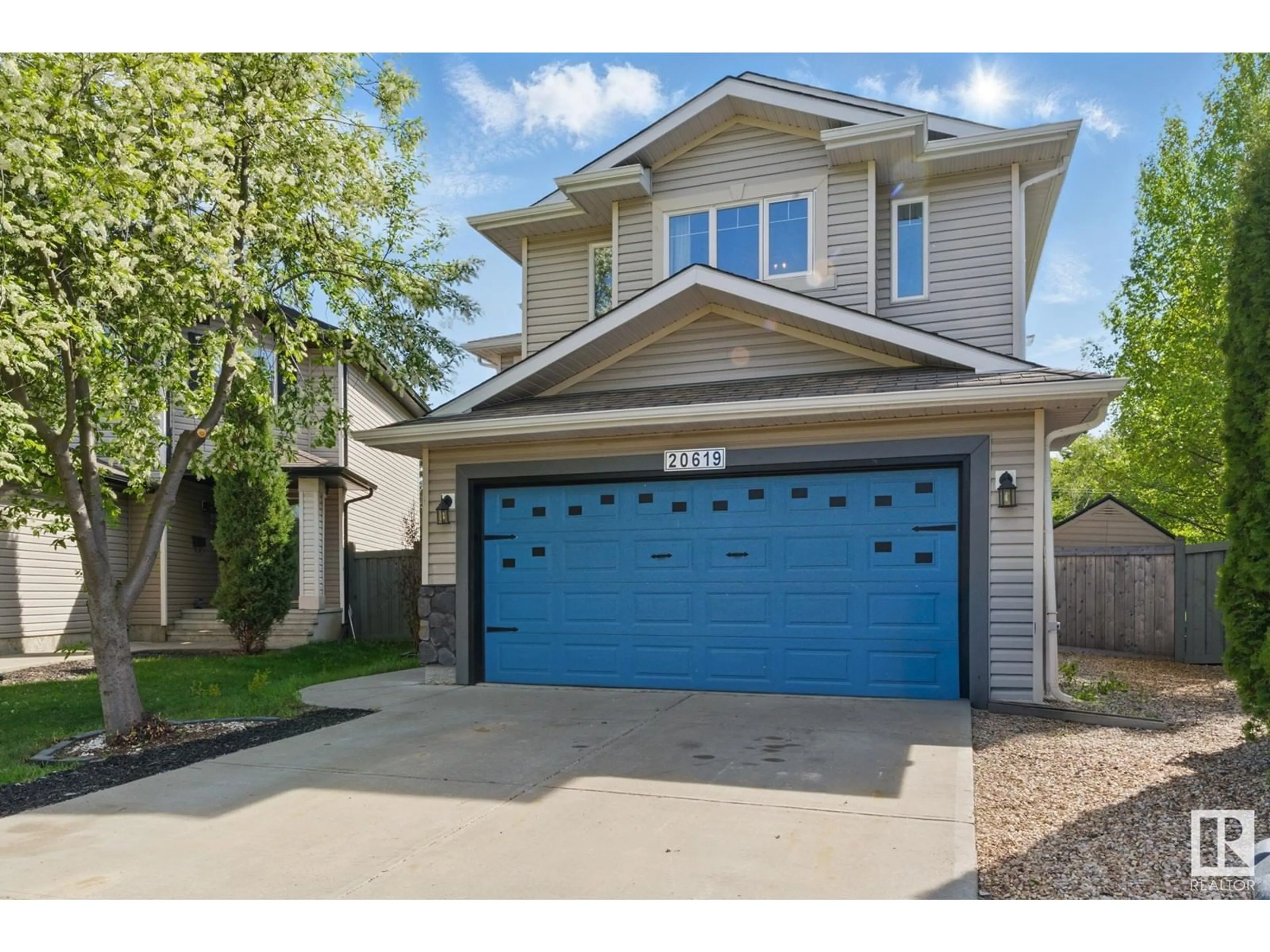 Home with vinyl exterior material, street for 20619 46 AV, Edmonton Alberta T6M0C2