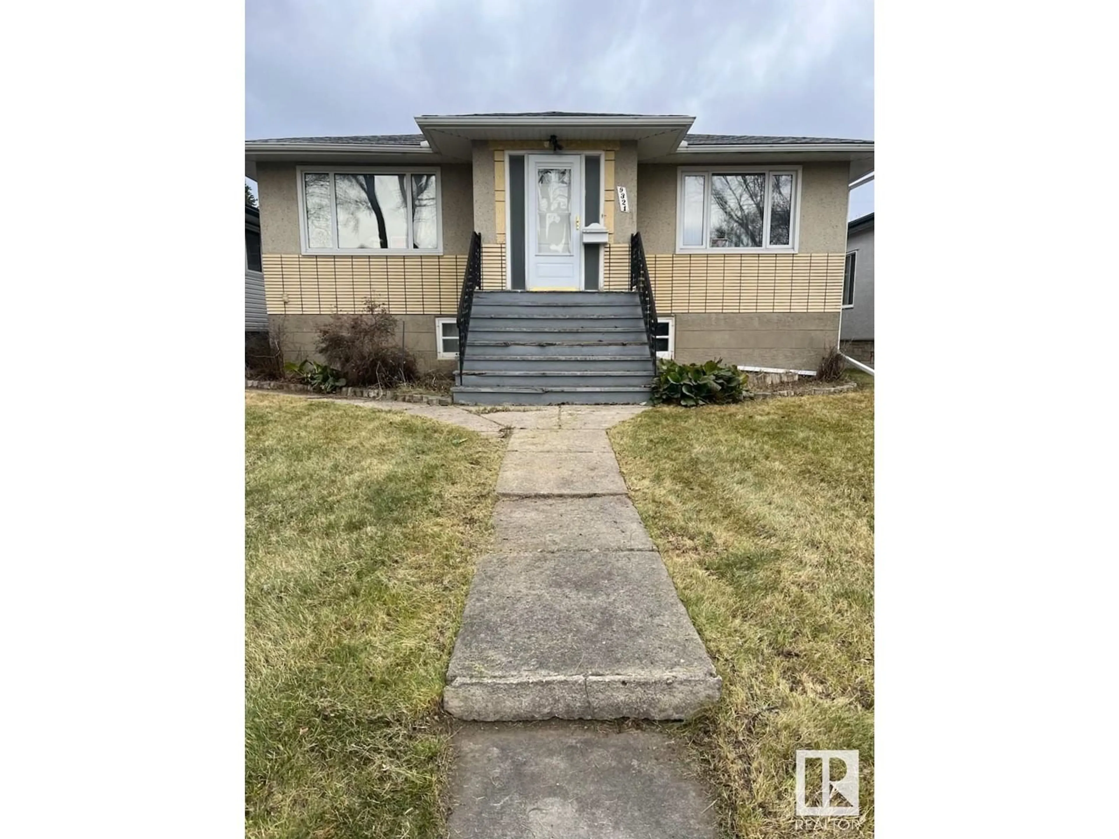Home with vinyl exterior material, street for 9321 72 AV, Edmonton Alberta T6E0Y3