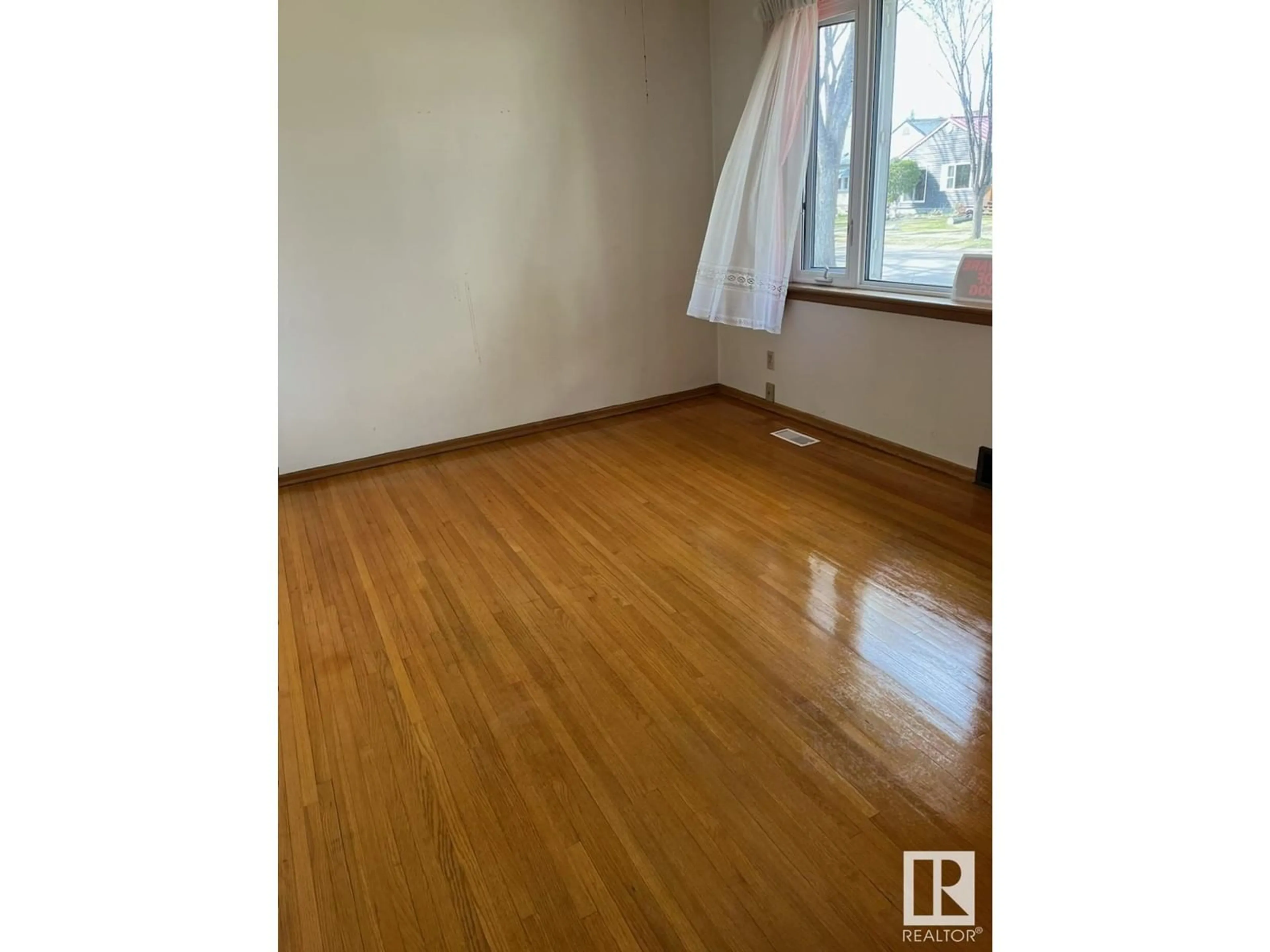 A pic of a room for 9321 72 AV, Edmonton Alberta T6E0Y3