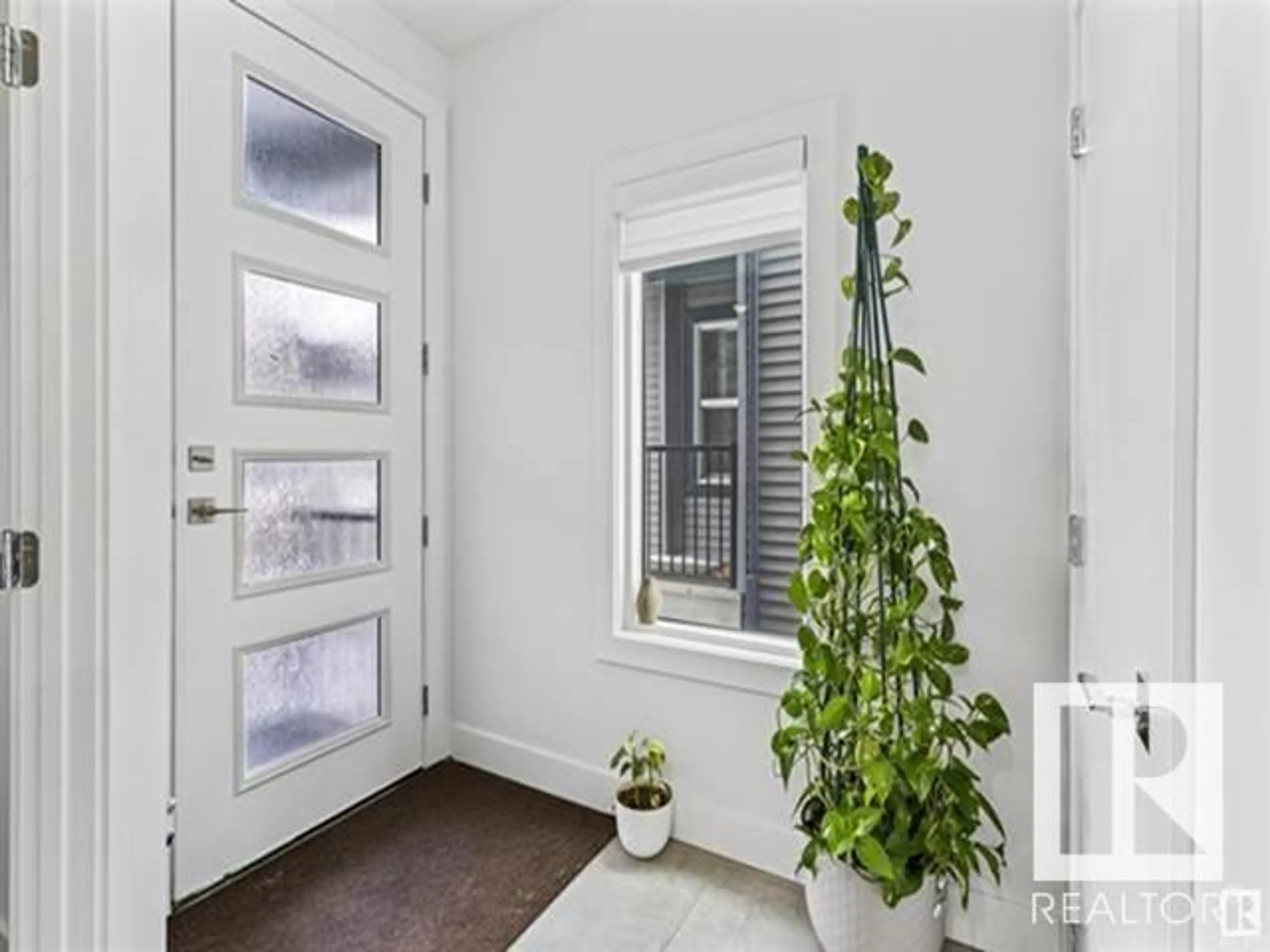Indoor entryway for 404 42 ST, Edmonton Alberta T6X2L7