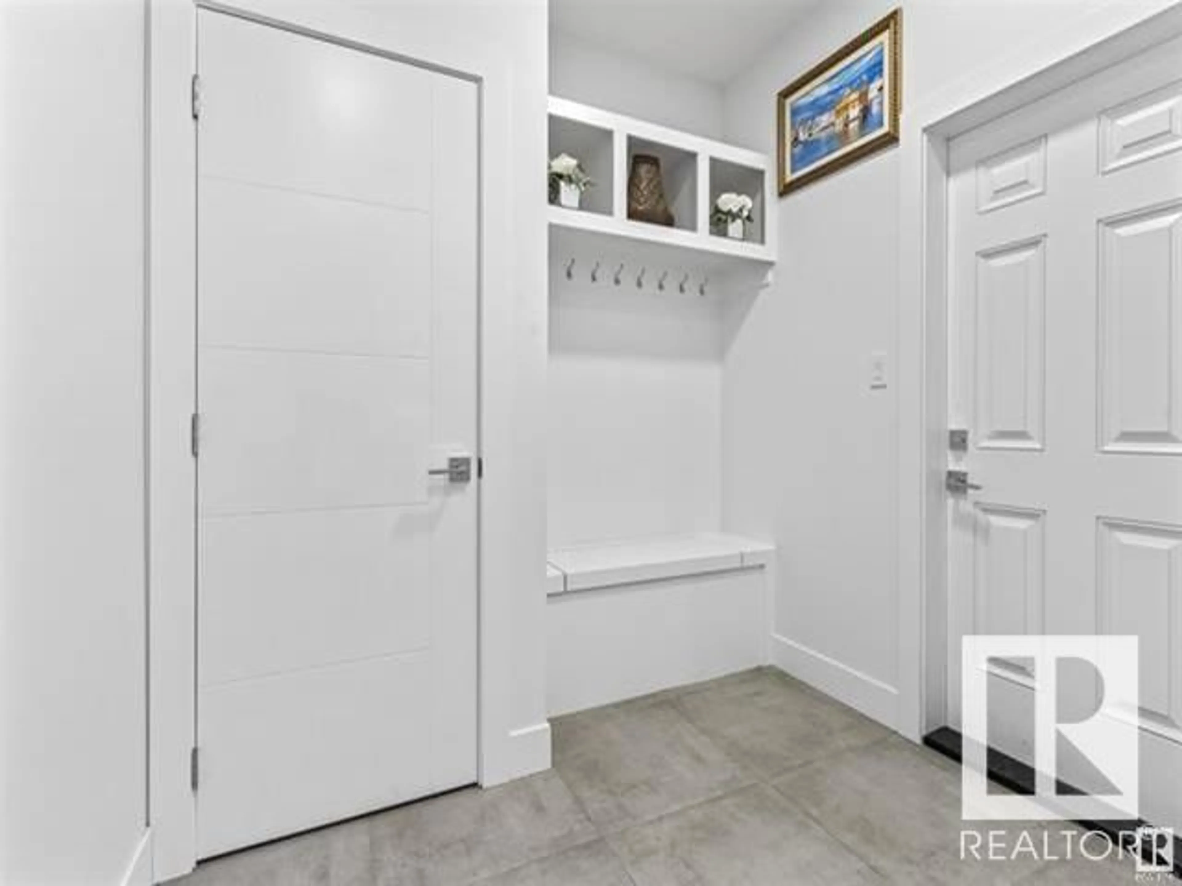 Indoor entryway for 404 42 ST, Edmonton Alberta T6X2L7