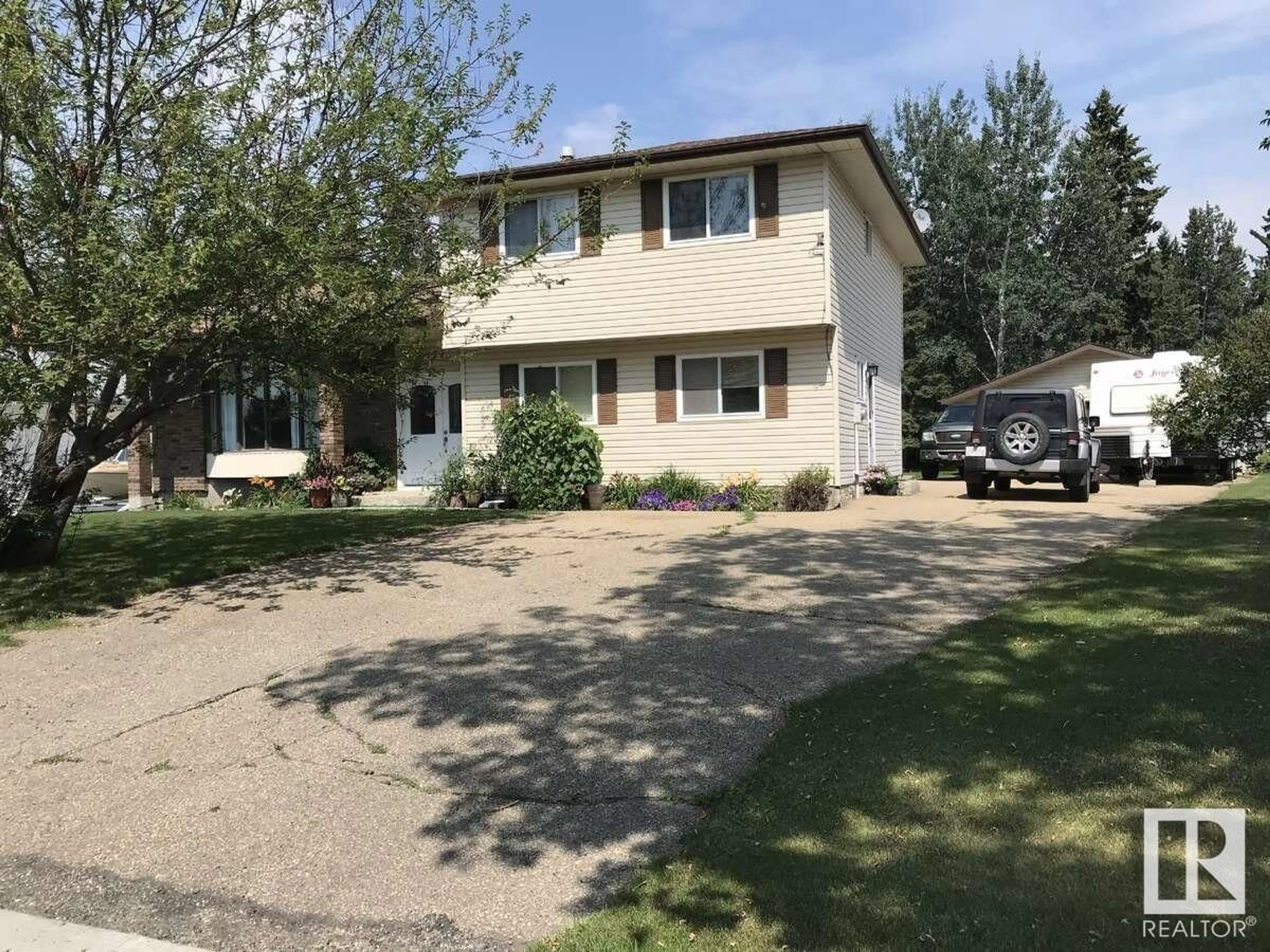 Home with vinyl exterior material, street for 177 WILLOW DR, Breton Alberta T0C0P0