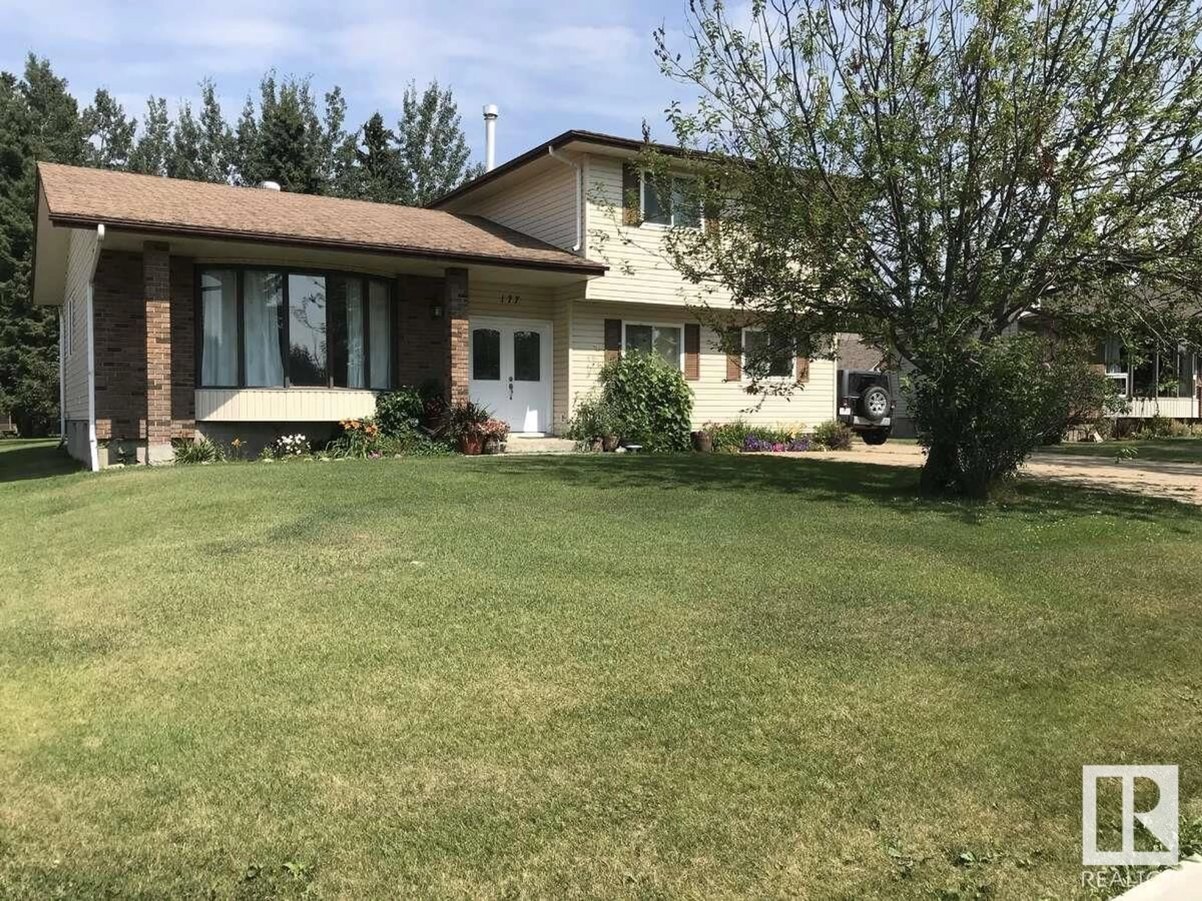 A pic from outside/outdoor area/front of a property/back of a property/a pic from drone, unknown for 177 WILLOW DR, Breton Alberta T0C0P0