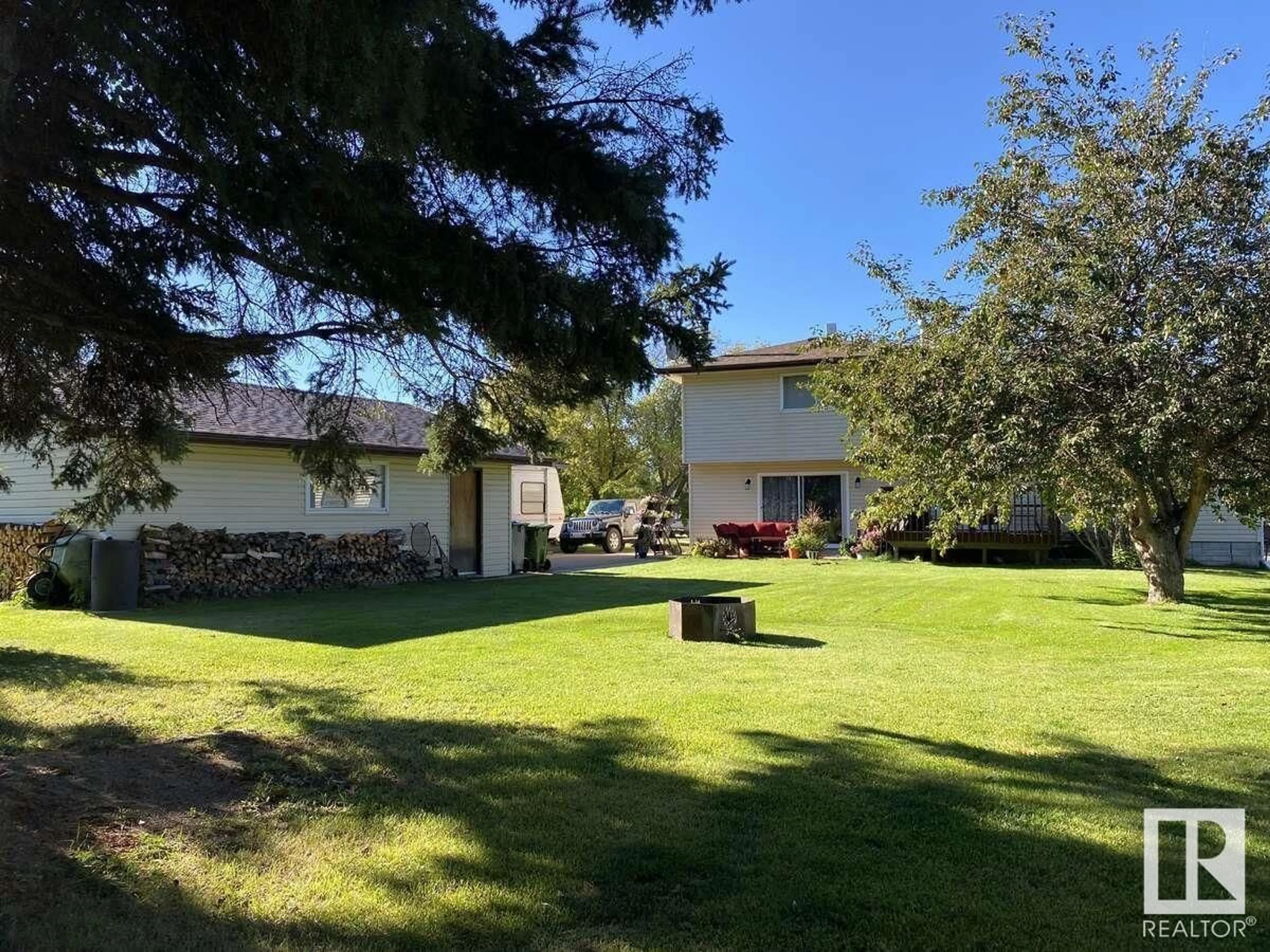 A pic from outside/outdoor area/front of a property/back of a property/a pic from drone, unknown for 177 WILLOW DR, Breton Alberta T0C0P0