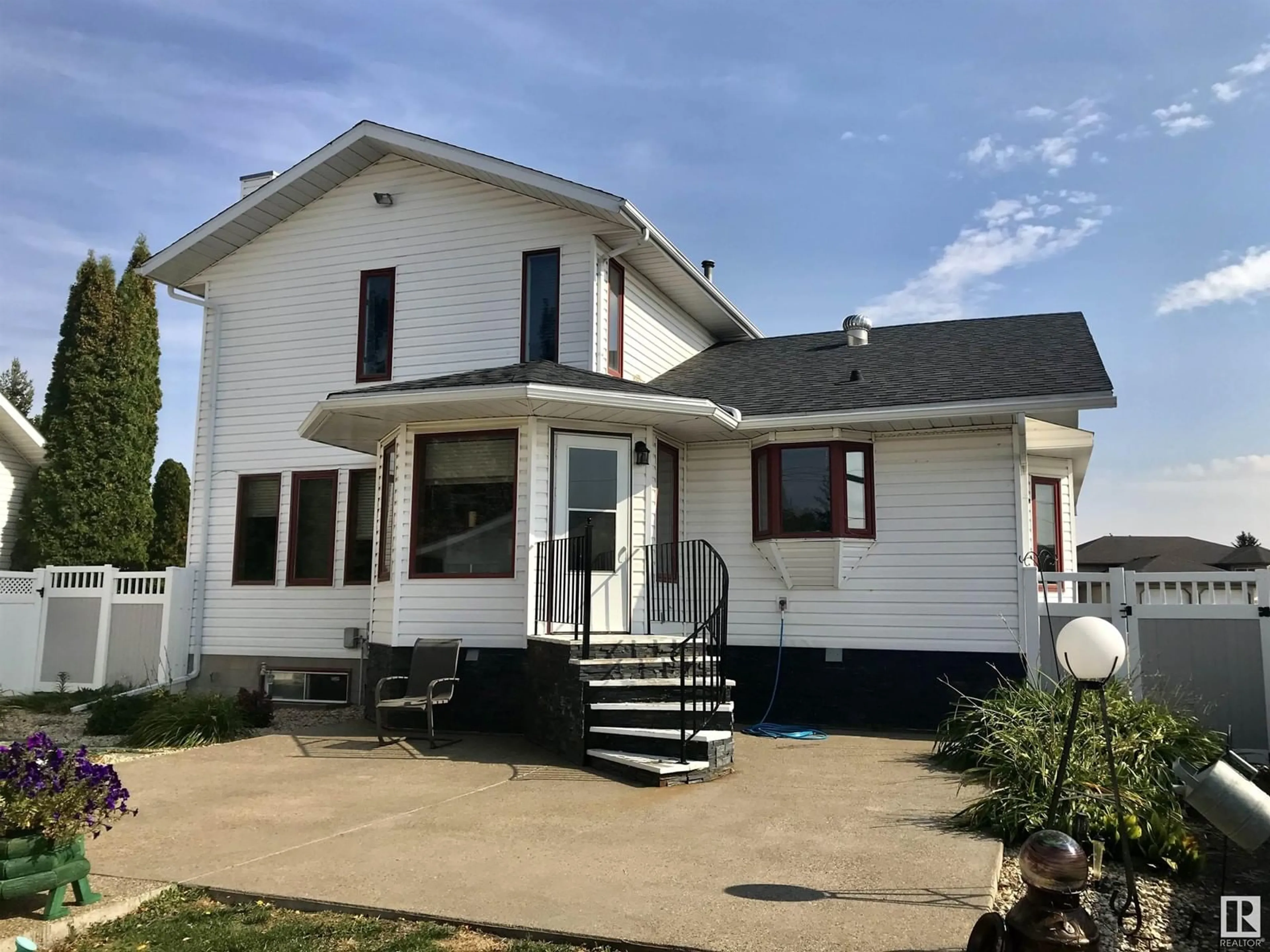 Home with vinyl exterior material, building for 5806 57 ST, Vegreville Alberta T9C1J1