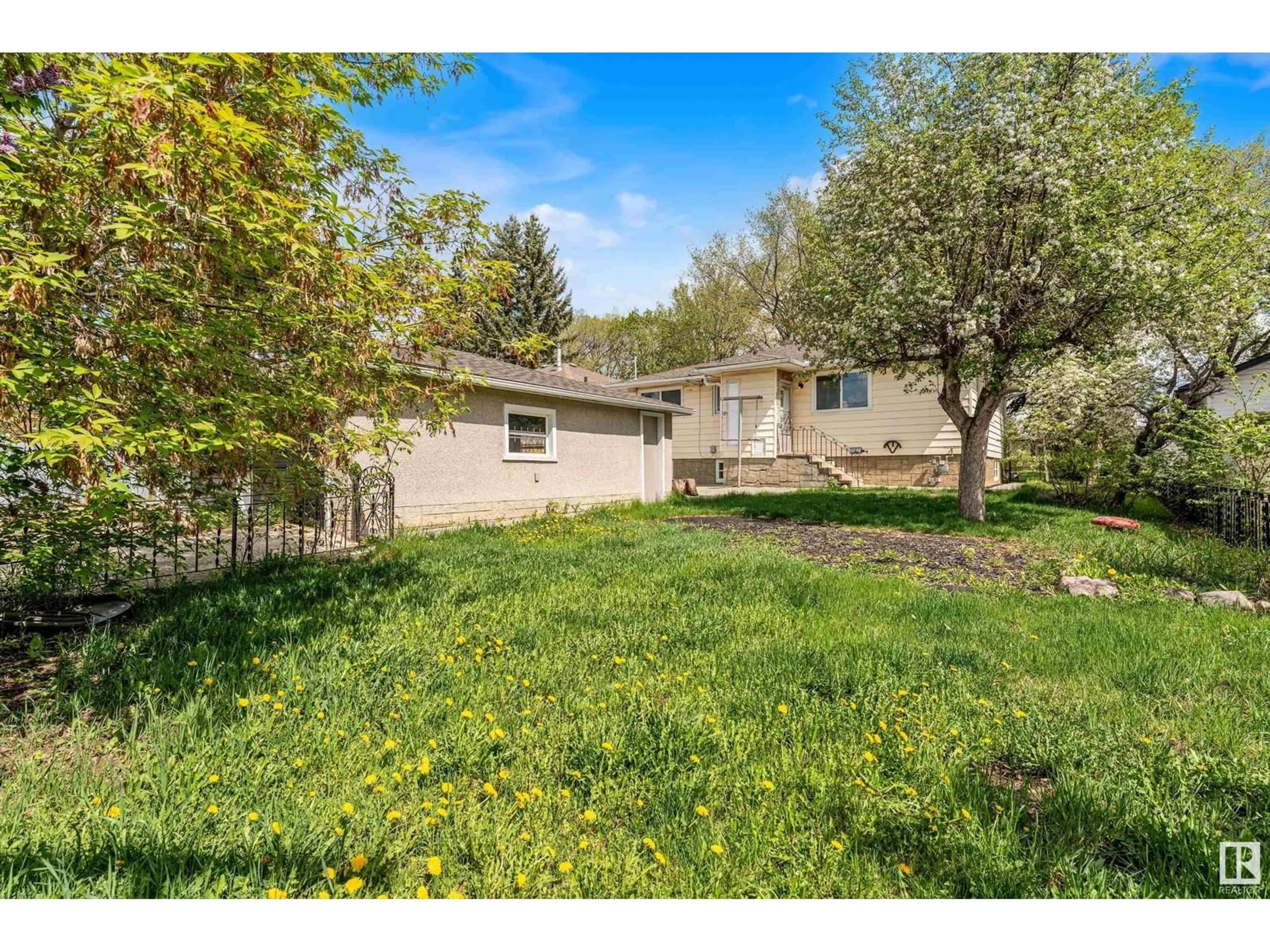A pic from outside/outdoor area/front of a property/back of a property/a pic from drone, street for NW - 9852 76 ST, Edmonton Alberta T6A3A2