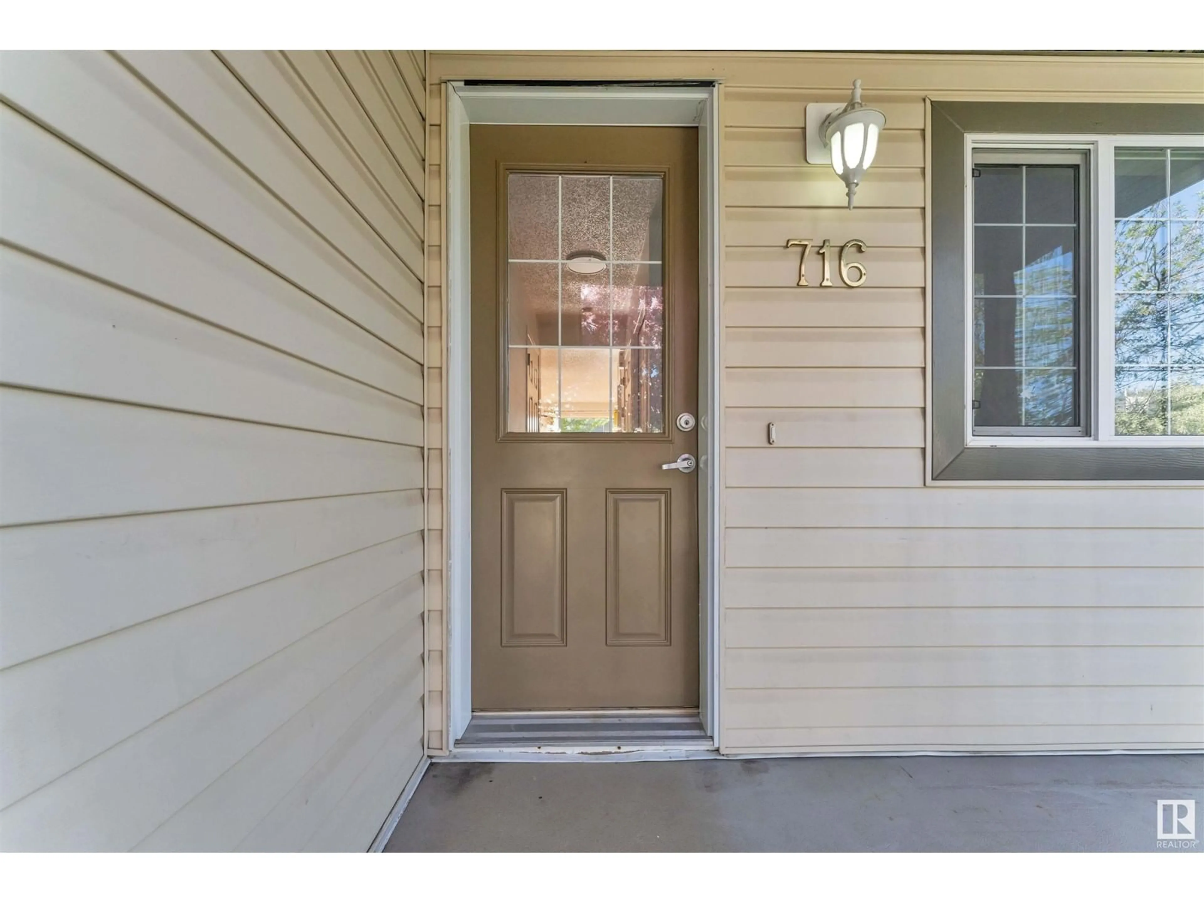 Indoor entryway for 716 83 ST, Edmonton Alberta T6X1L7