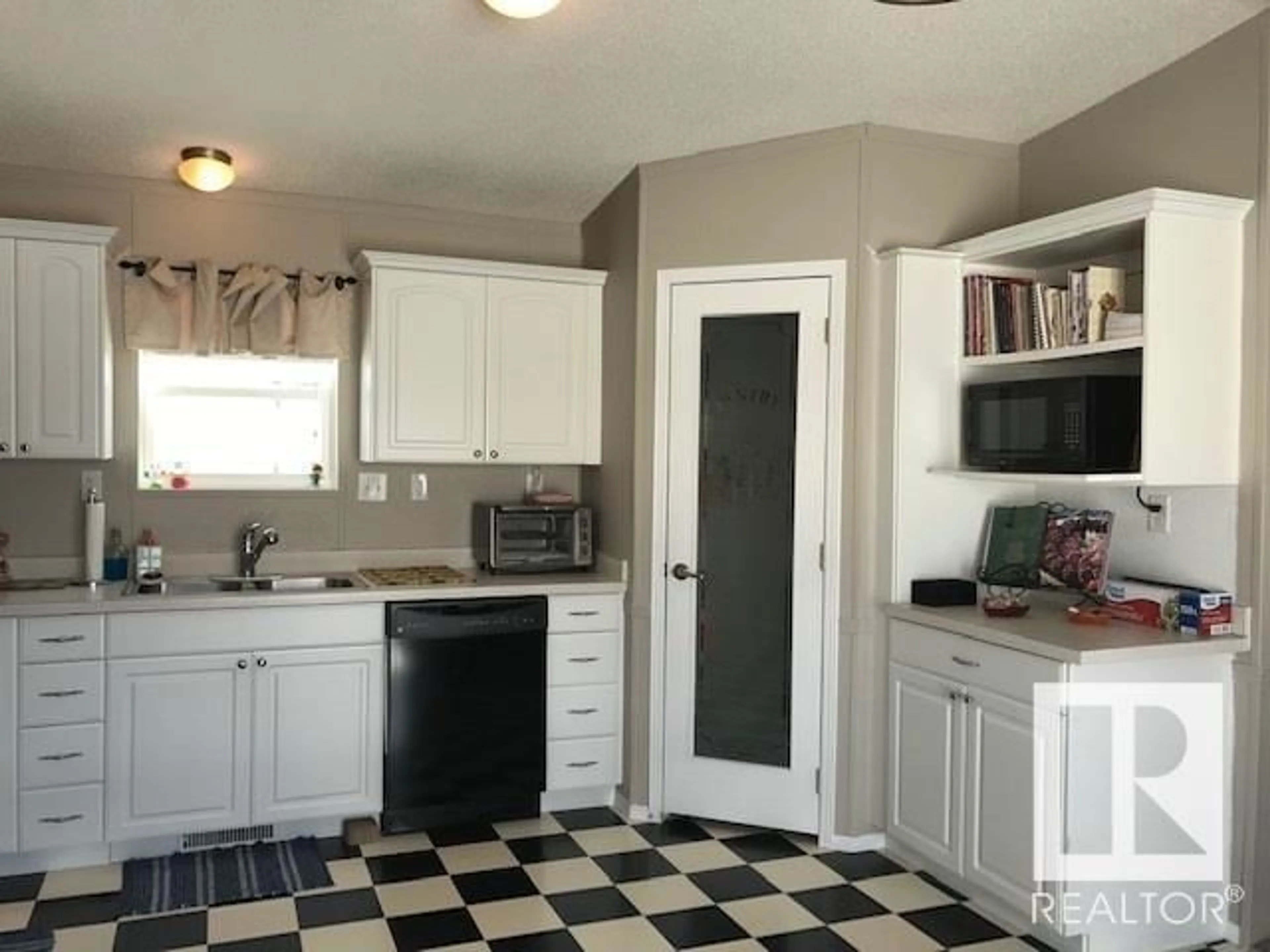 Standard kitchen, ceramic/tile floor for 76 WOOD&GARDEN ES, Vegreville Alberta T9C1E8