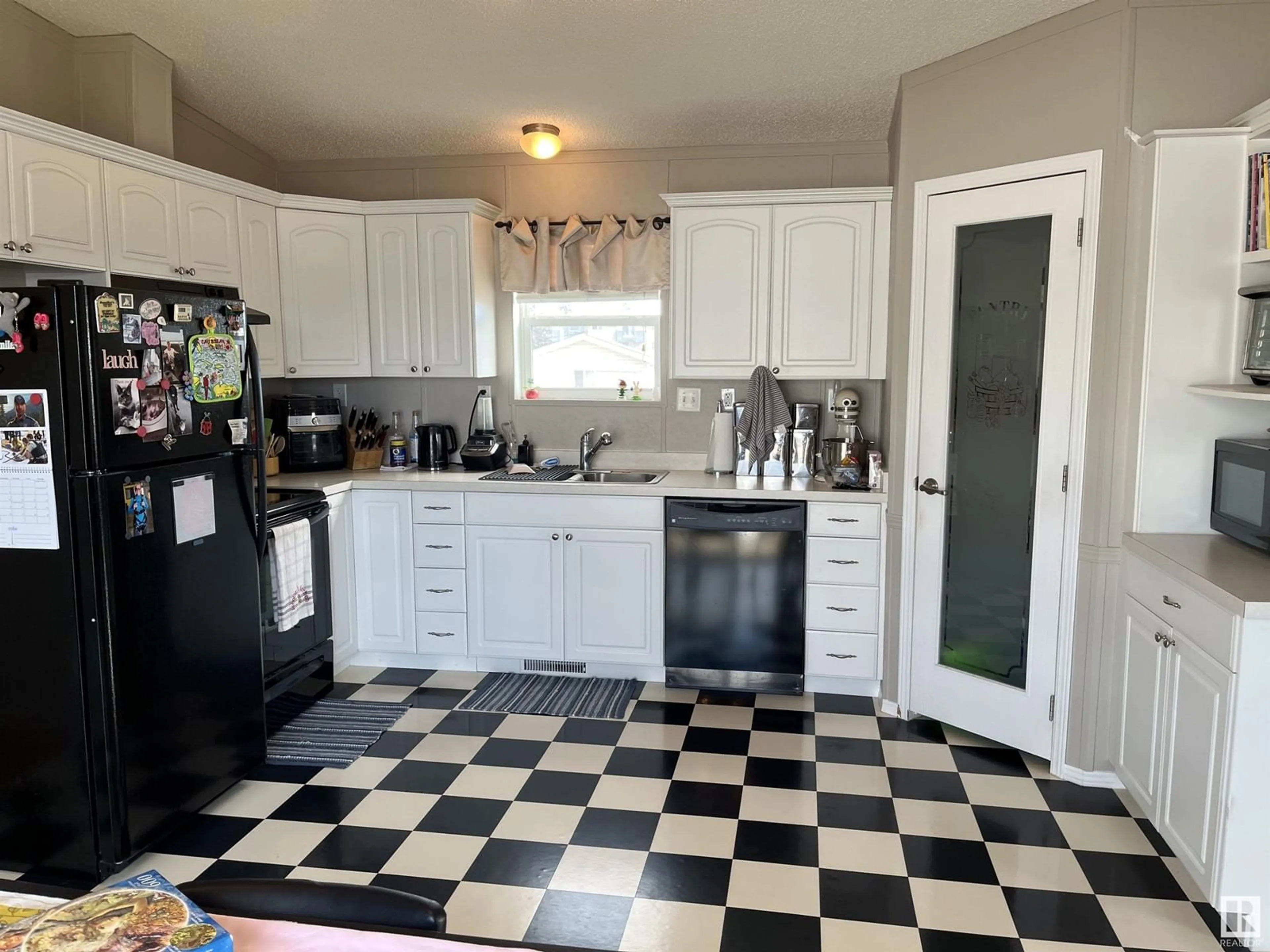 Standard kitchen, ceramic/tile floor for 76 WOOD&GARDEN ES, Vegreville Alberta T9C1E8