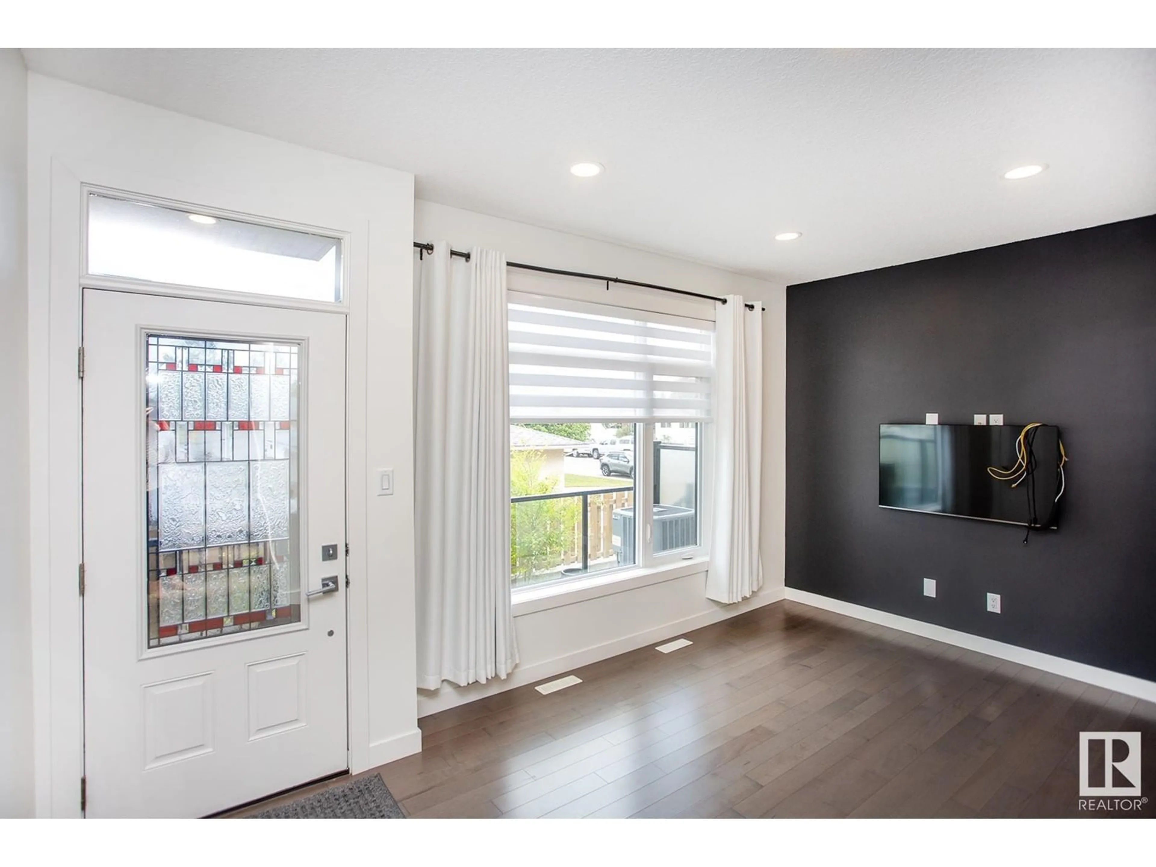 Indoor entryway for #3 - 15530 90 AV, Edmonton Alberta T5R1Y7