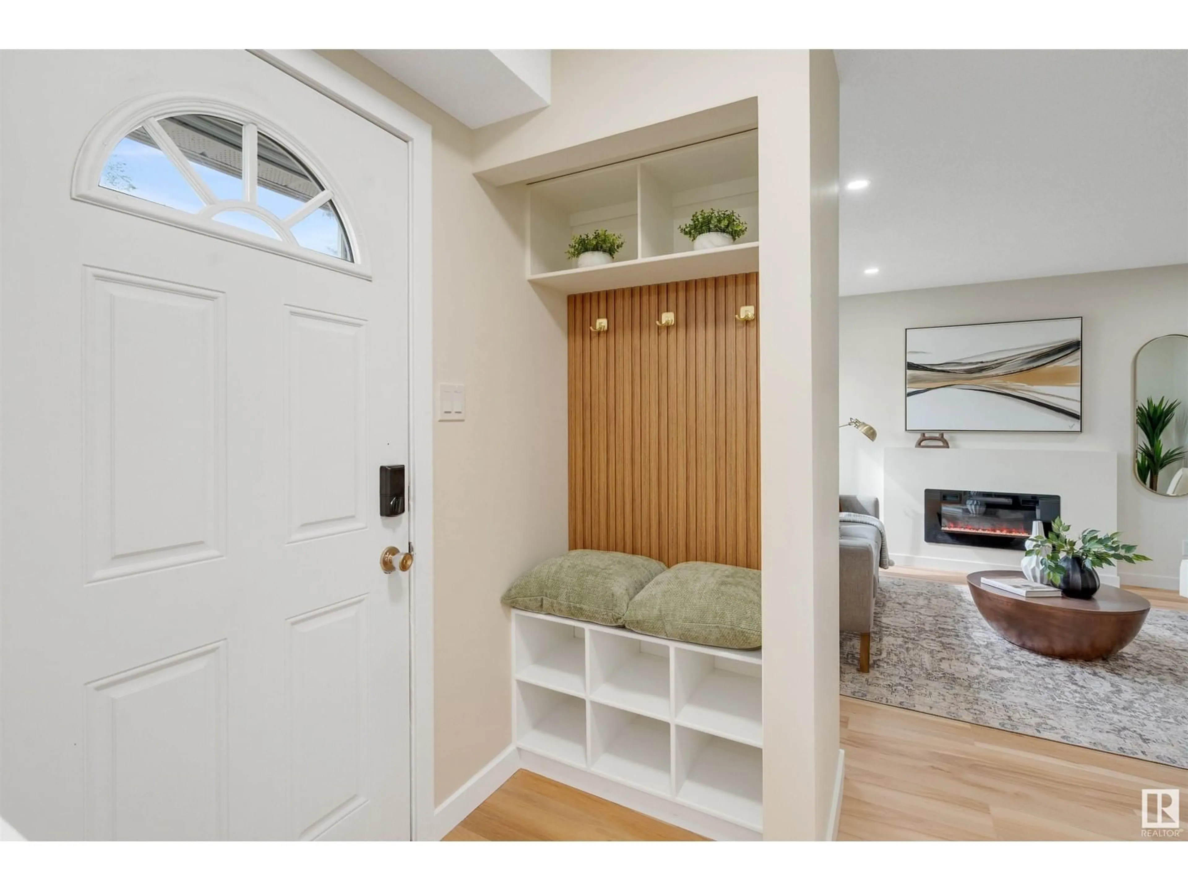 Indoor entryway for 62 WILLOWDALE PL, Edmonton Alberta T5T1Z4
