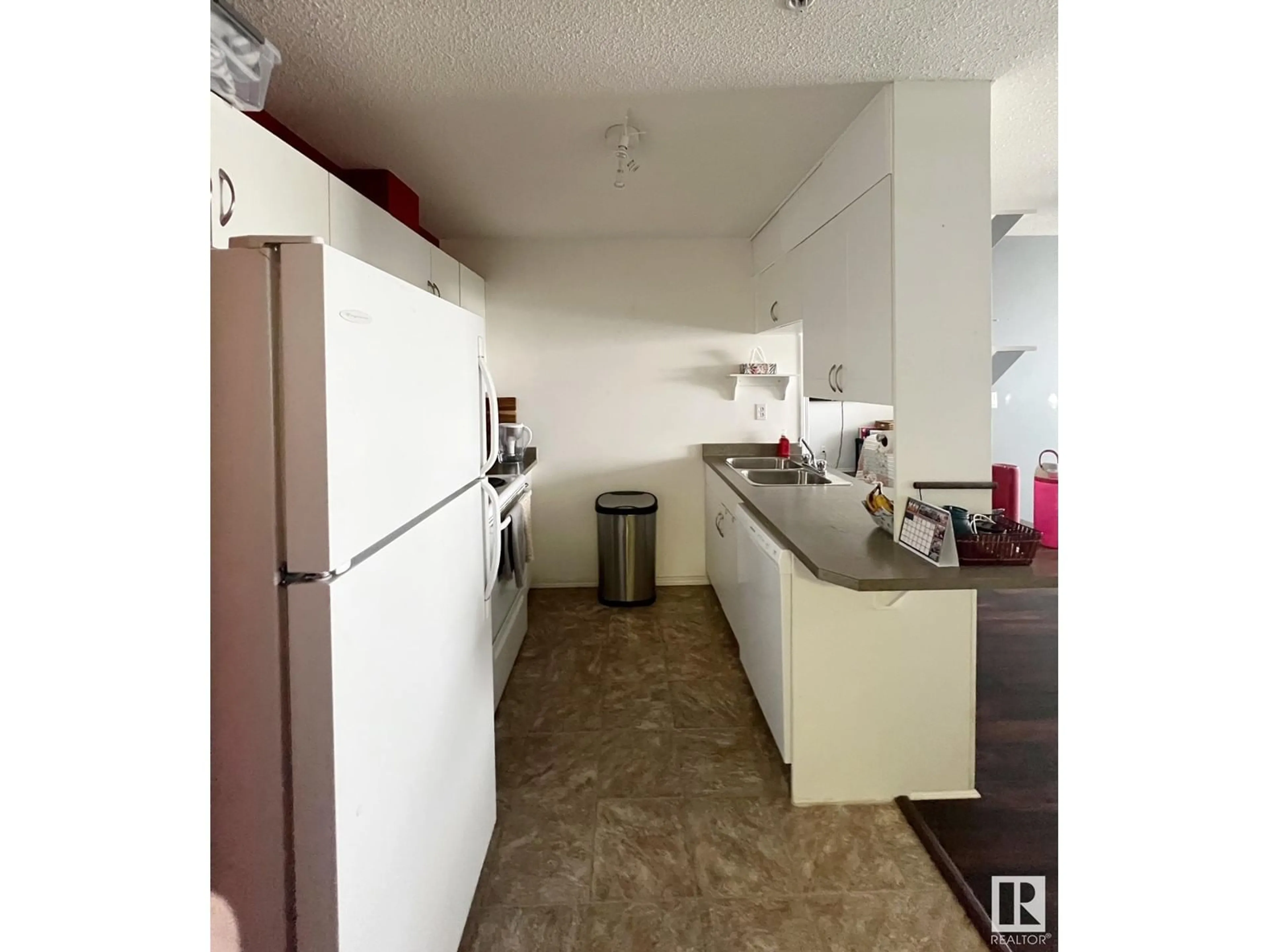 Standard kitchen, unknown for 317 - 4310 33 ST, Stony Plain Alberta T7Z0A8