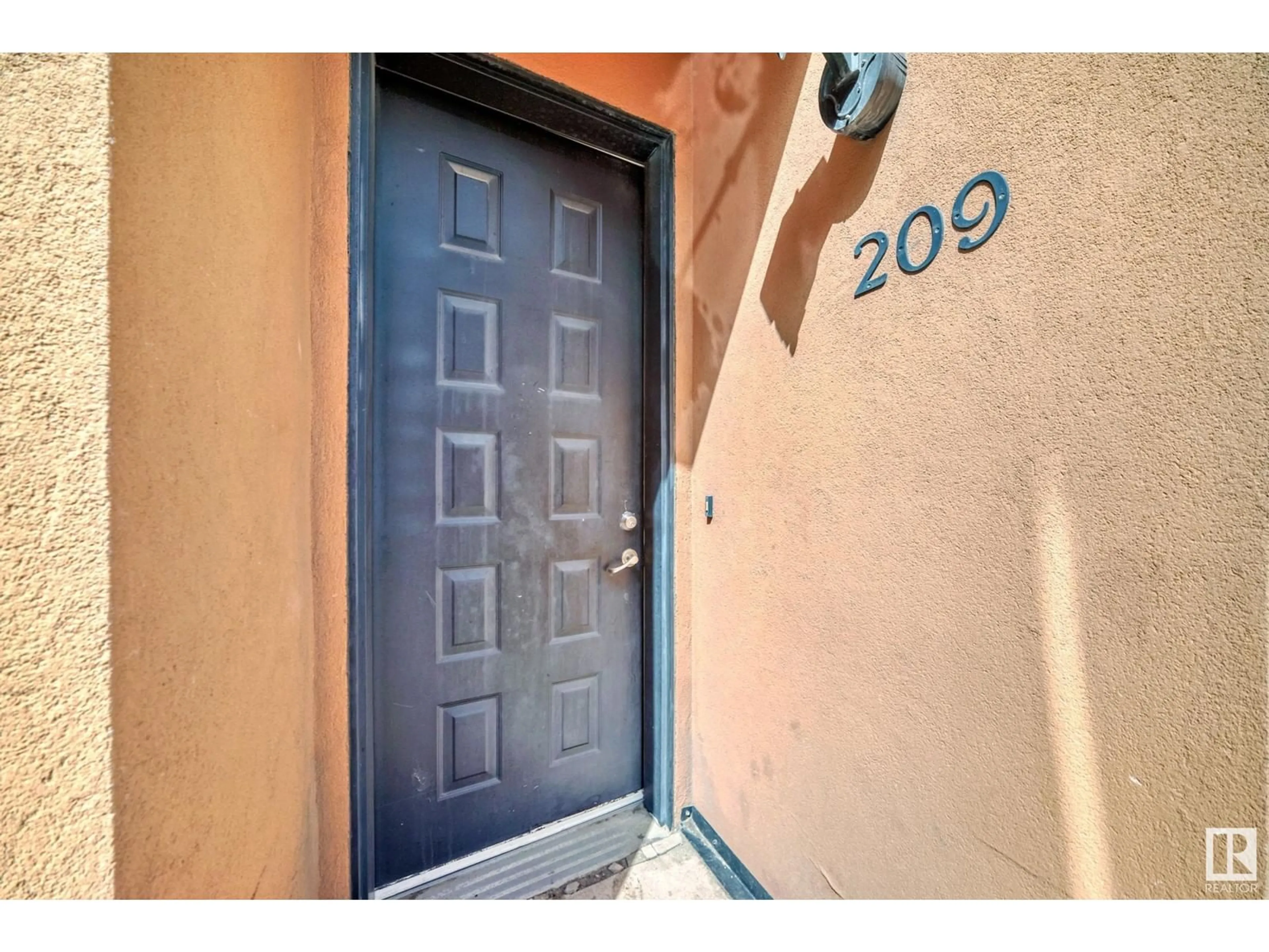 Indoor entryway for #209 - 10625 KINGSWAY AV, Edmonton Alberta T5G2Z6