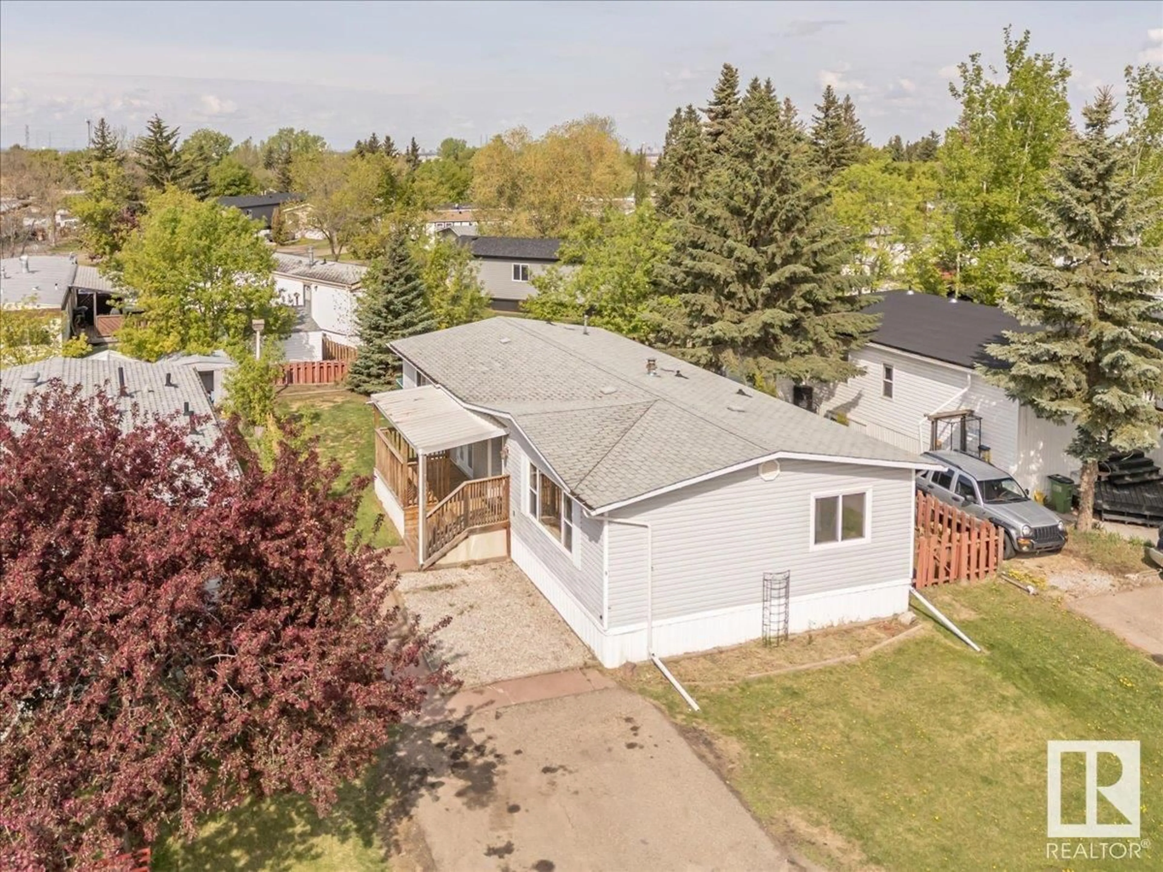 A pic from outside/outdoor area/front of a property/back of a property/a pic from drone, street for 5 CLIFF CR, Edmonton Alberta T6P1B6