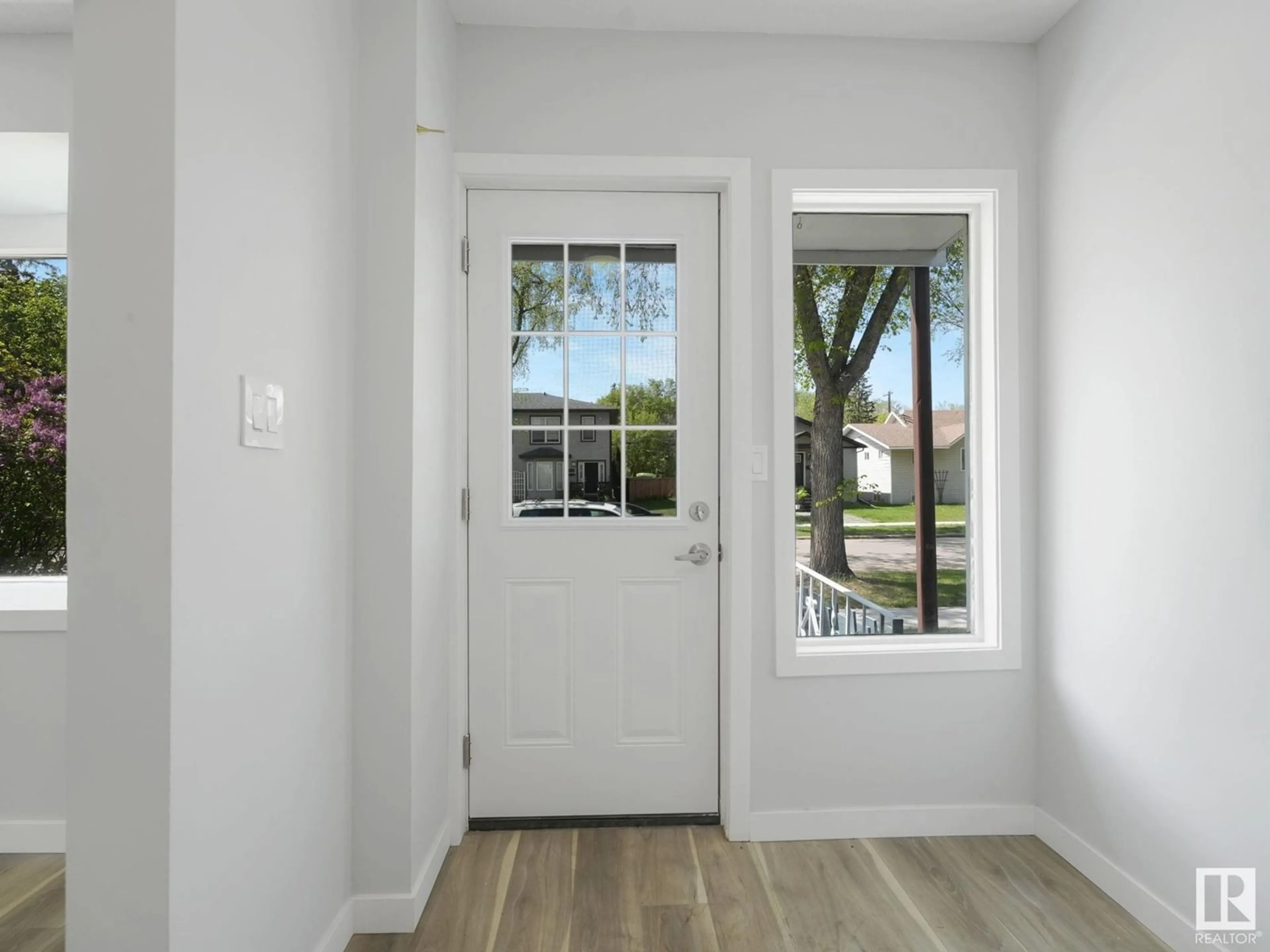 Indoor entryway for NW - 12813 121 ST, Edmonton Alberta T5L0B1
