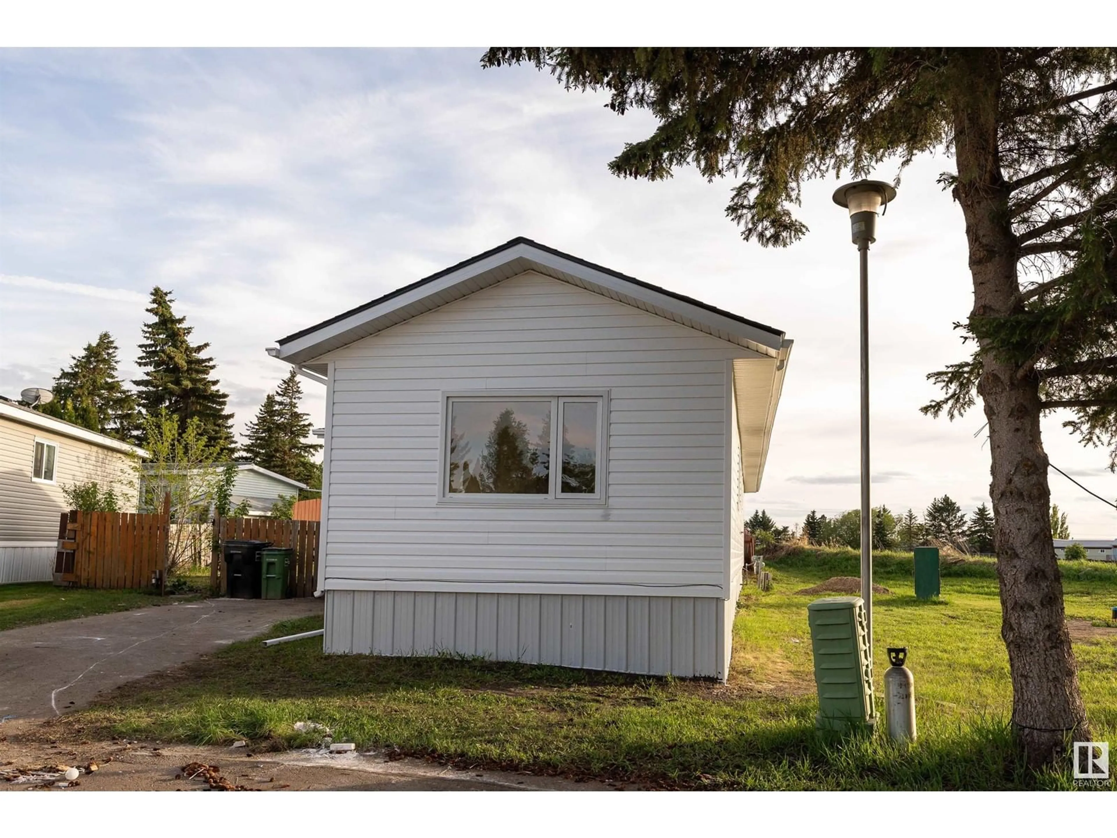 Shed for NW - 355 EVERGREEN PA, Edmonton Alberta T5Y4M2