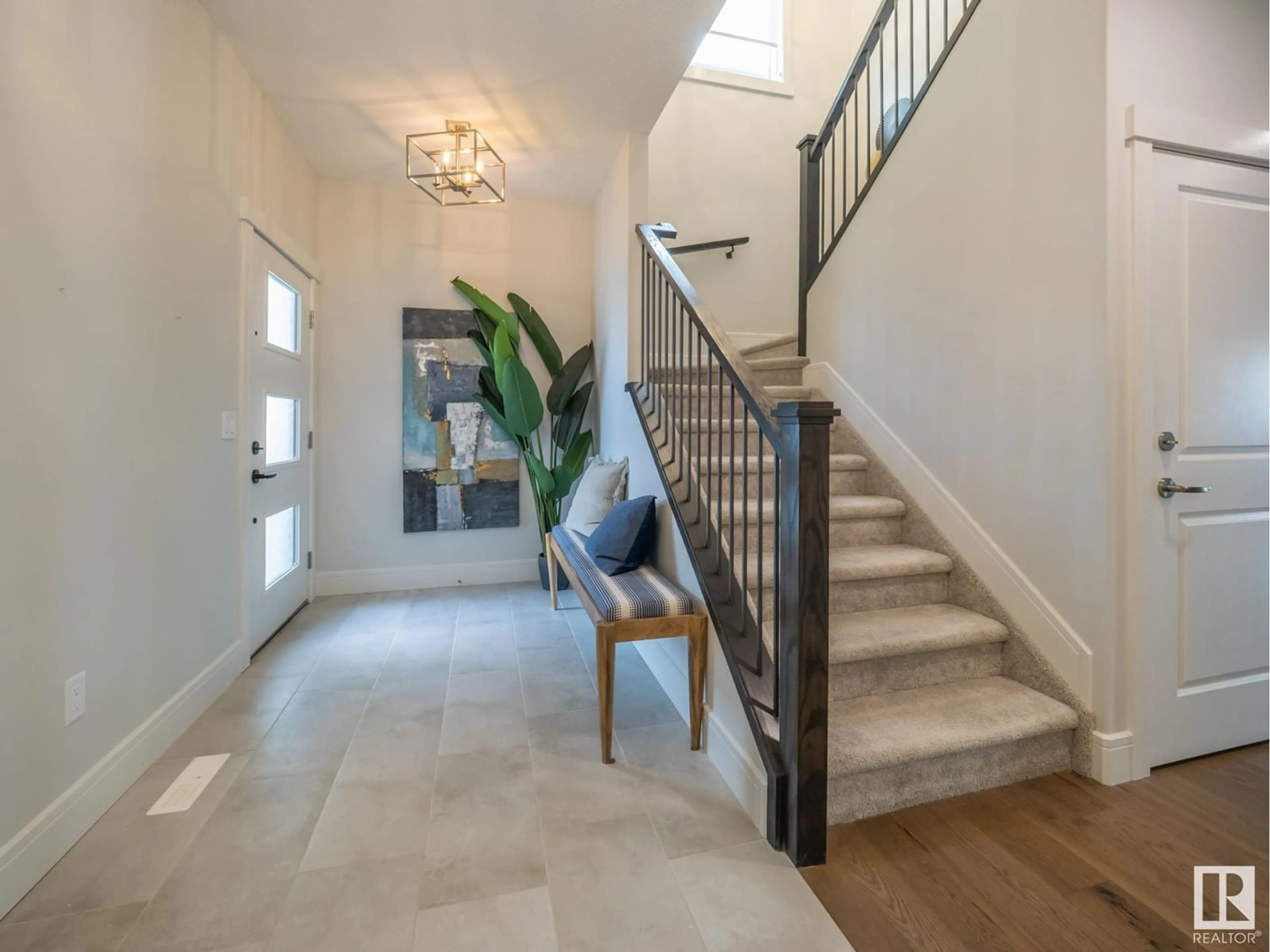 Indoor entryway for 1615 14 ST, Edmonton Alberta T6T2N7