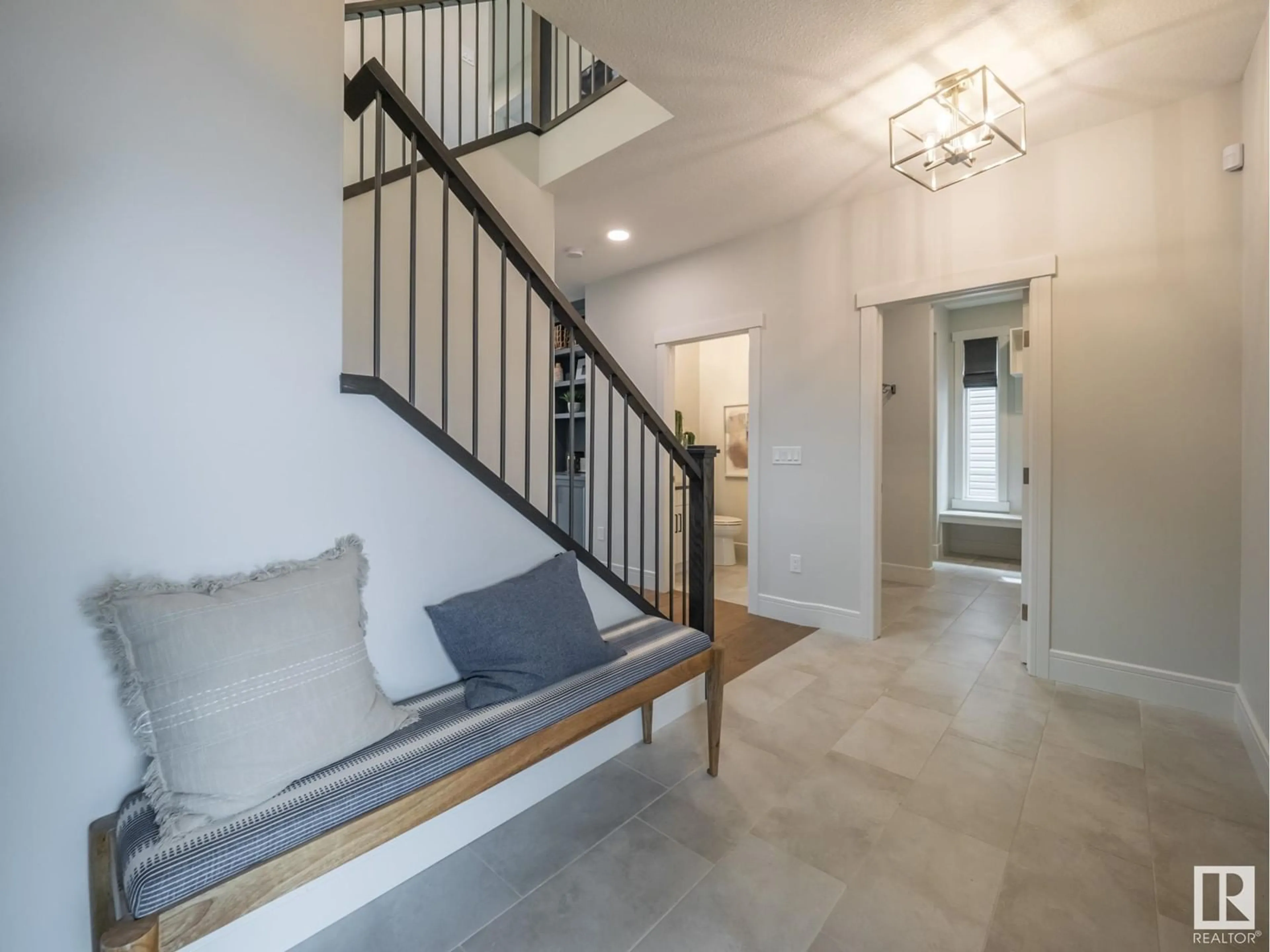 Indoor entryway for 1615 14 ST, Edmonton Alberta T6T2N7