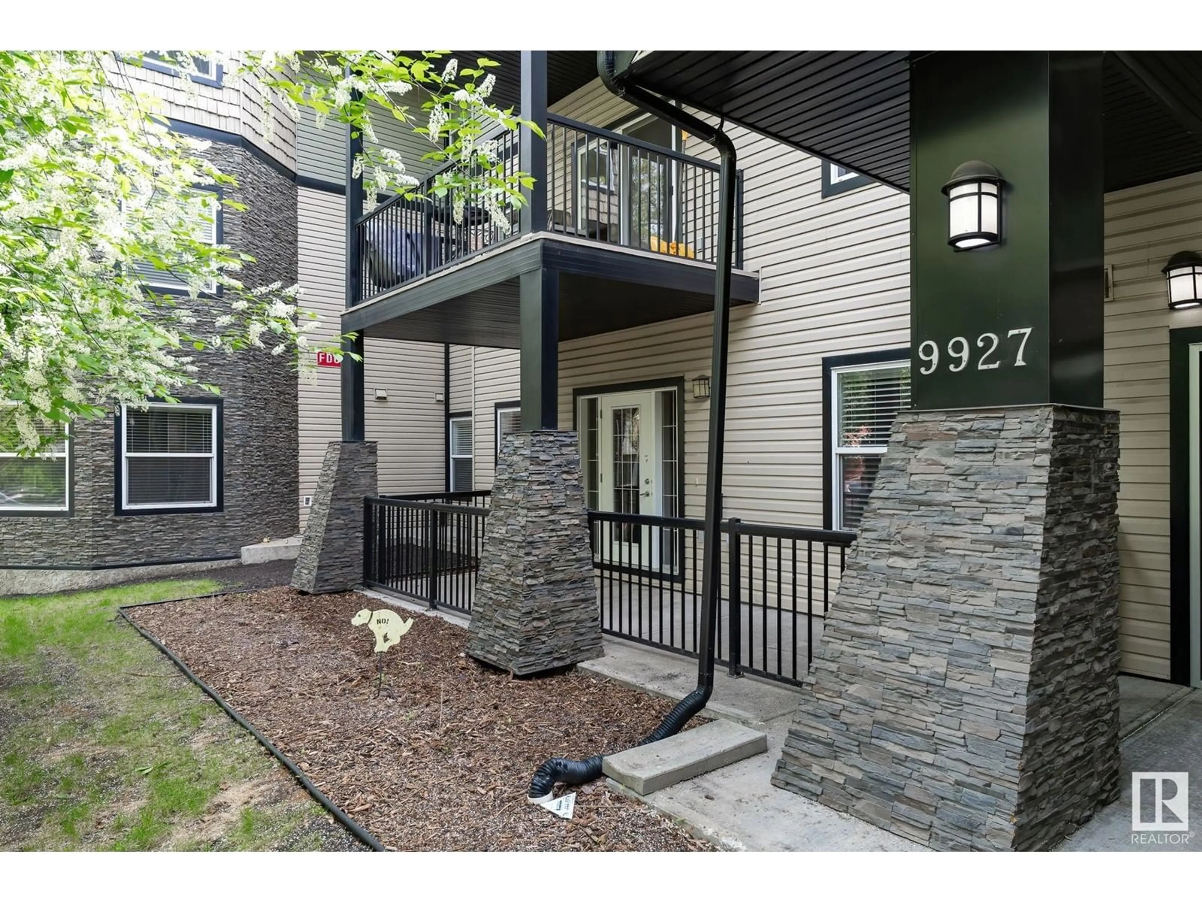 Indoor entryway for 101 - 9927 79 AV, Edmonton Alberta T6E1R3