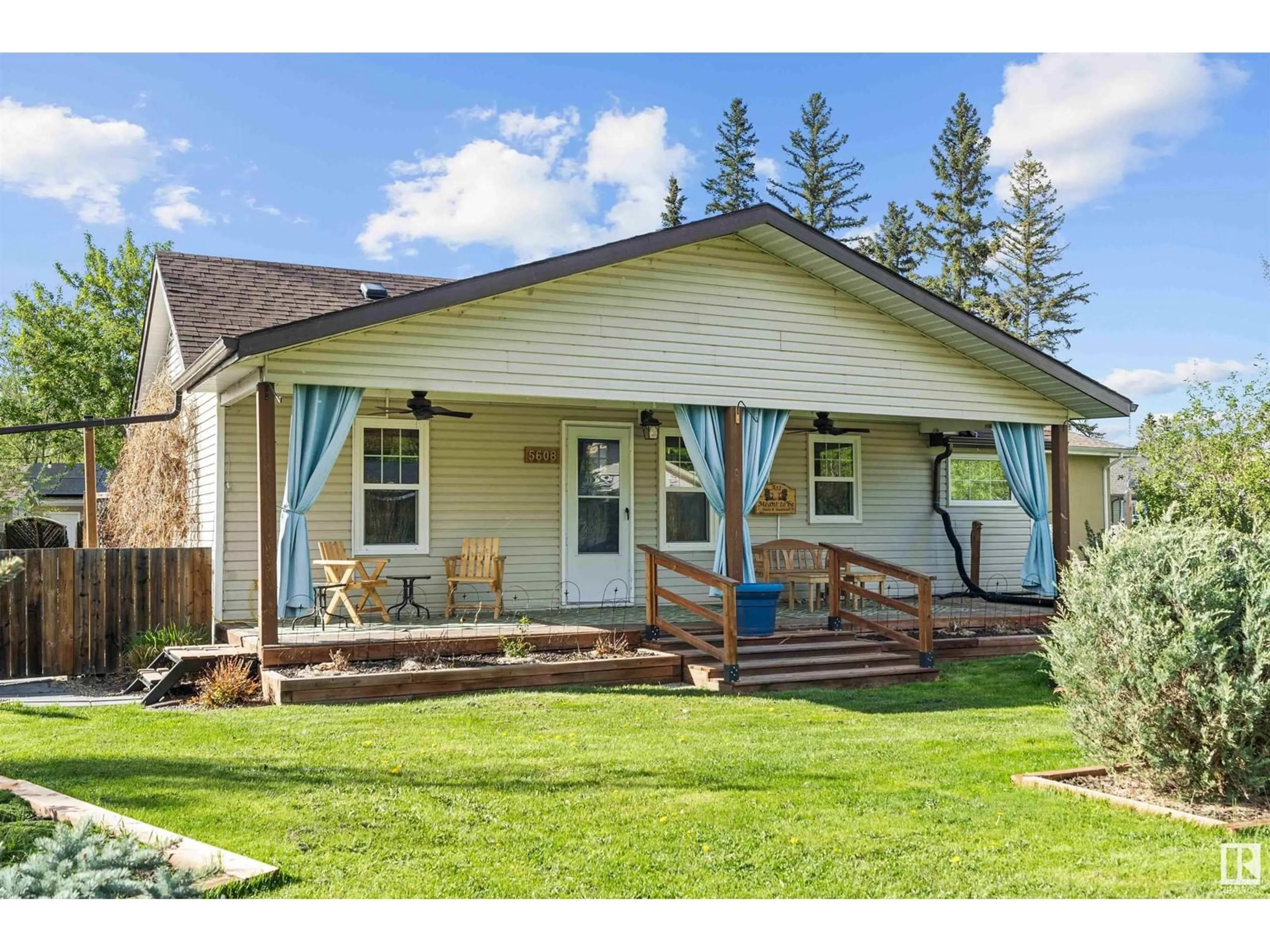 Home with vinyl exterior material, unknown for 5608 49 AV, Rural Lac Ste. Anne County Alberta T0E0A0
