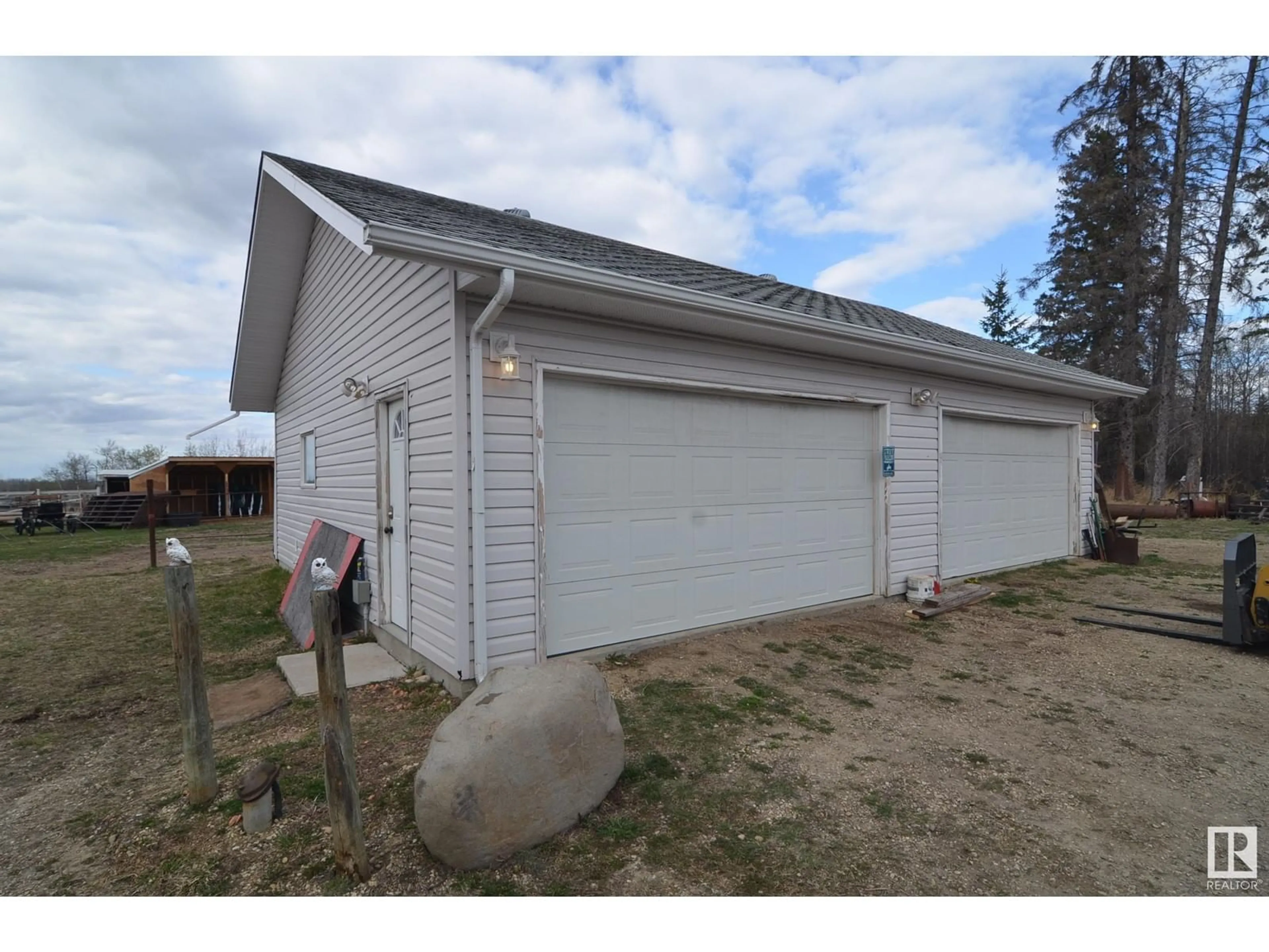 Indoor garage for 55428 HWY 763, Rural Lac Ste. Anne County Alberta T0E0J0