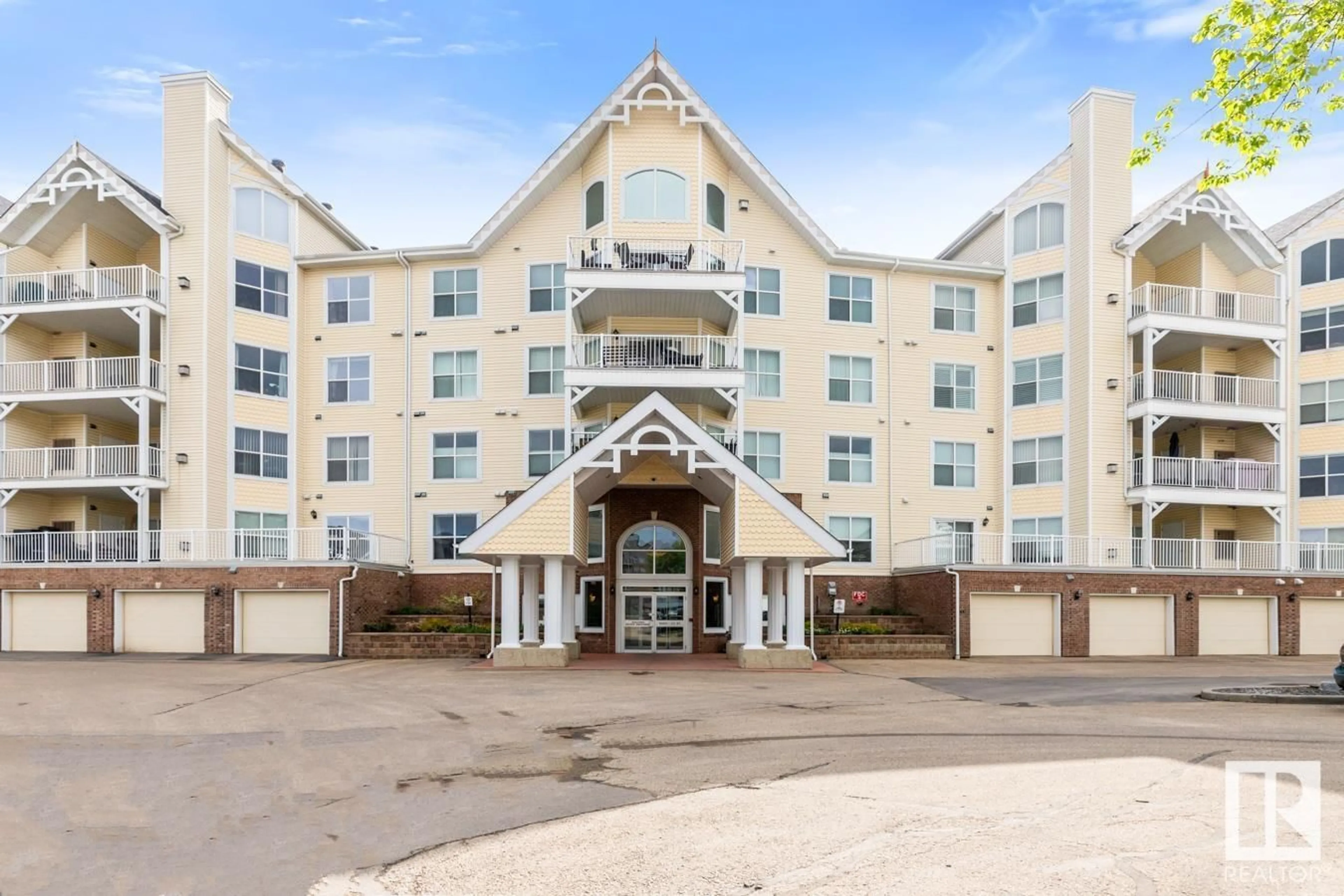 Indoor foyer for 401 - 10221 111 ST NW, Edmonton Alberta T5K2W5