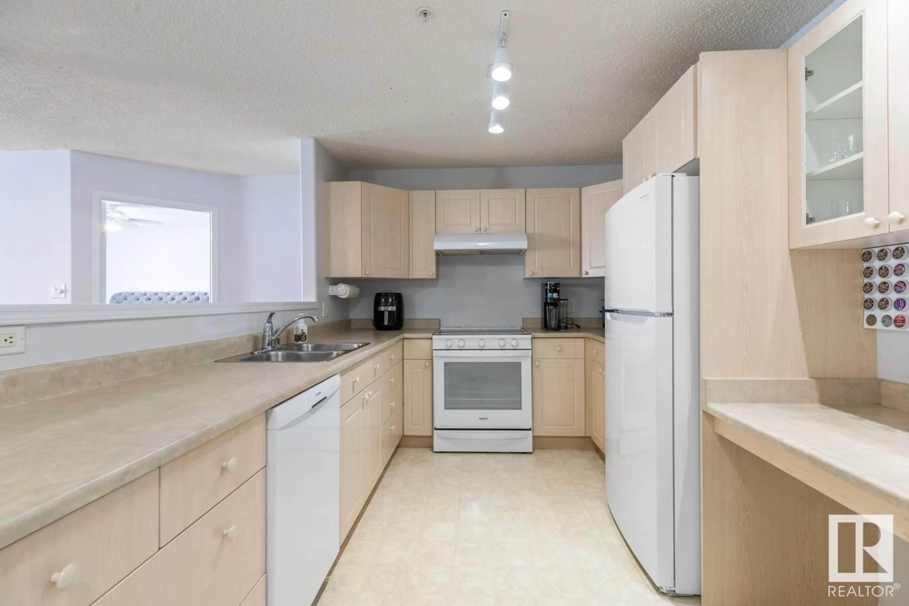 Standard kitchen, unknown for 401 - 10221 111 ST NW, Edmonton Alberta T5K2W5
