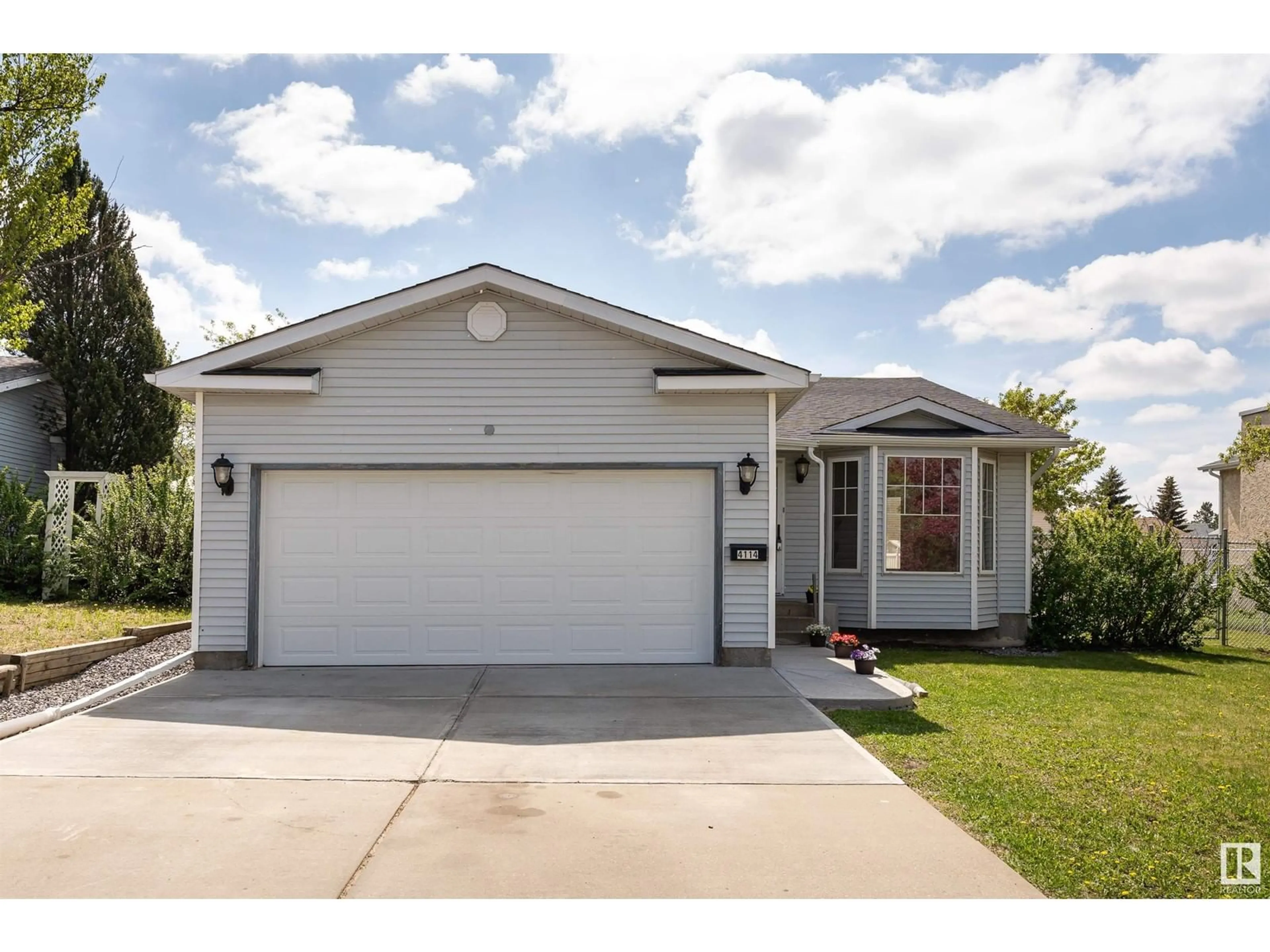 Home with vinyl exterior material, street for 4114 44 AV, Stony Plain Alberta T7Z1K3