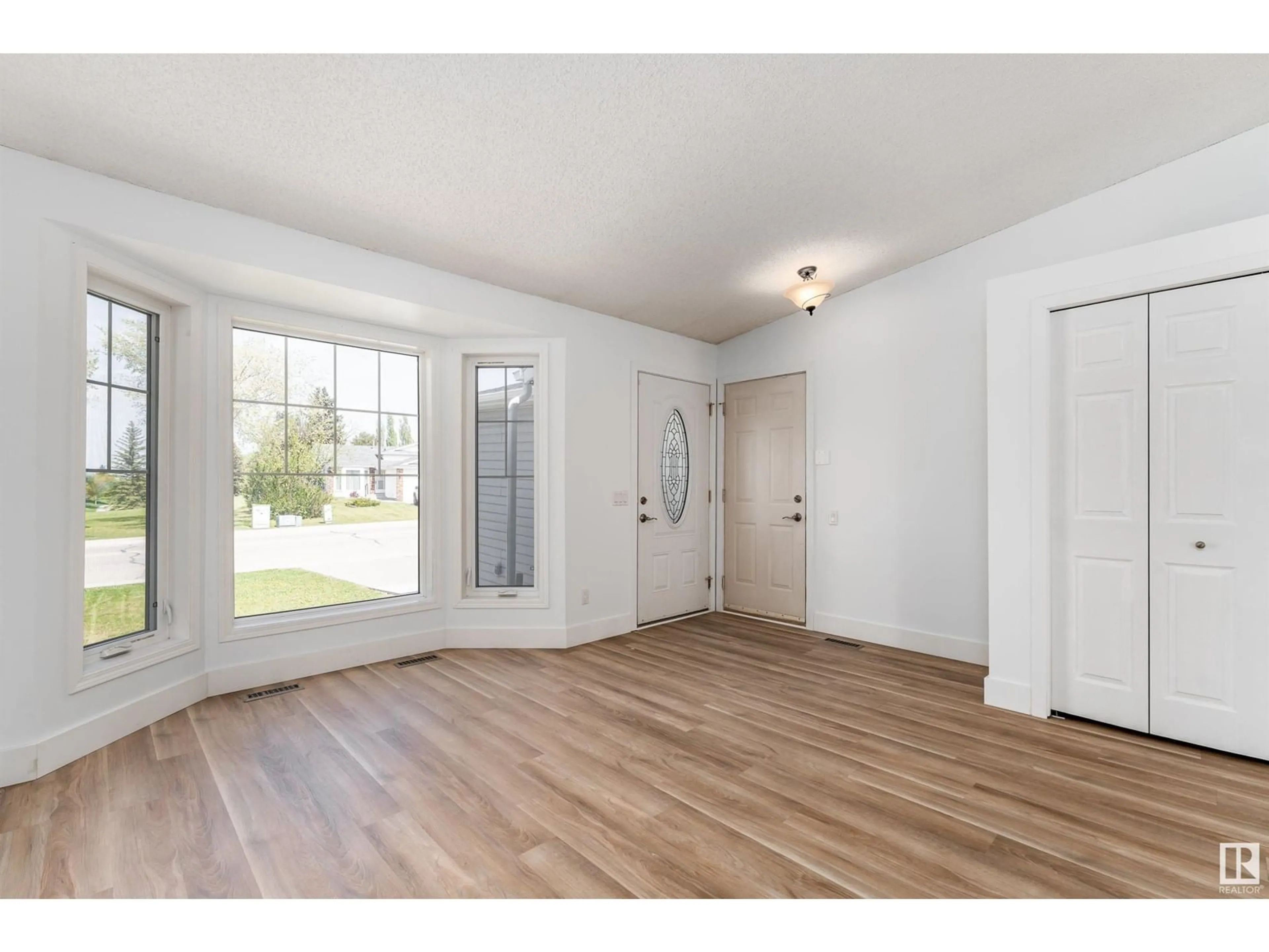Indoor entryway for 4114 44 AV, Stony Plain Alberta T7Z1K3