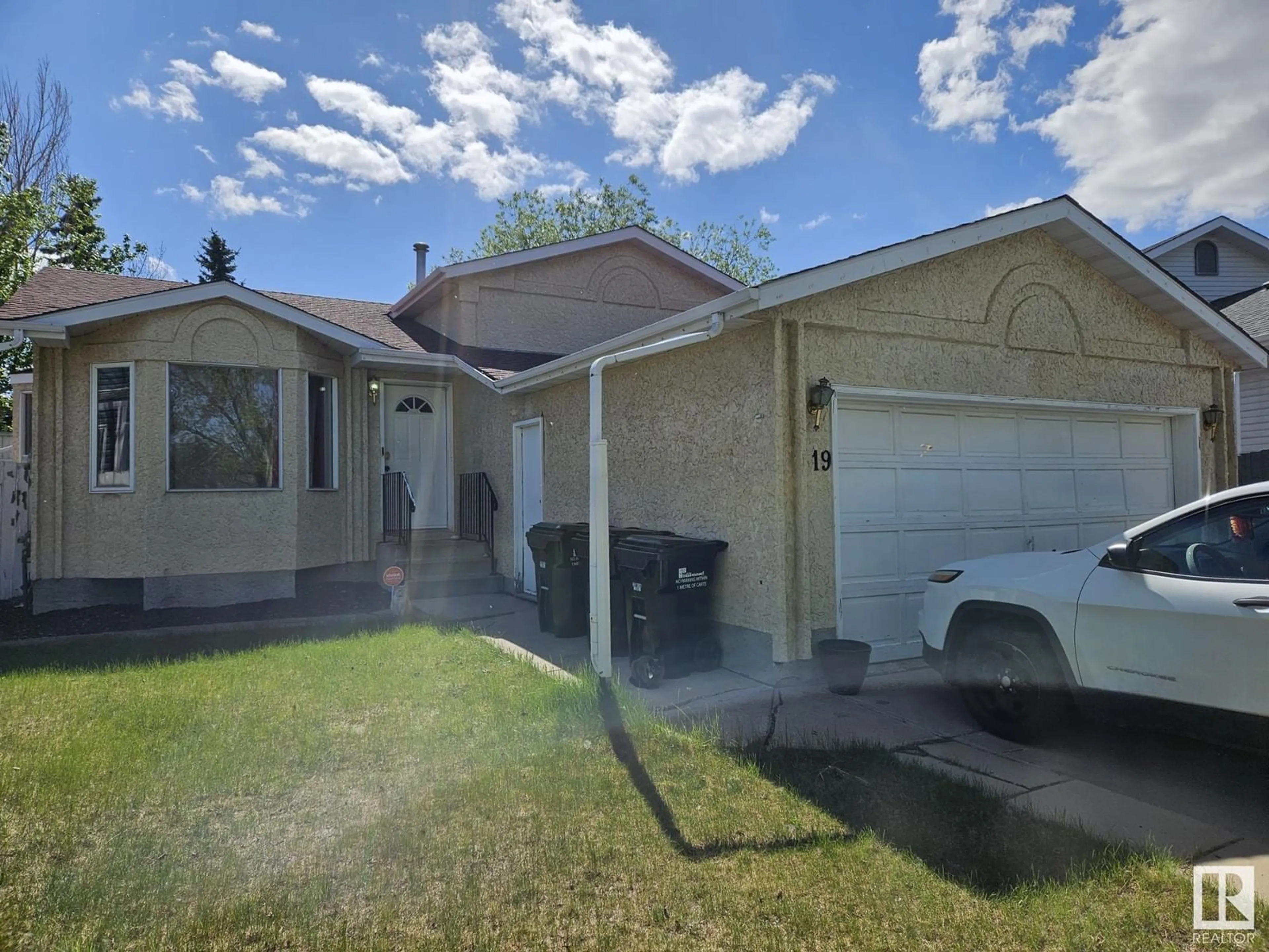 Home with vinyl exterior material, street for 19 DARLINGTON BA, Sherwood Park Alberta T8H1R8