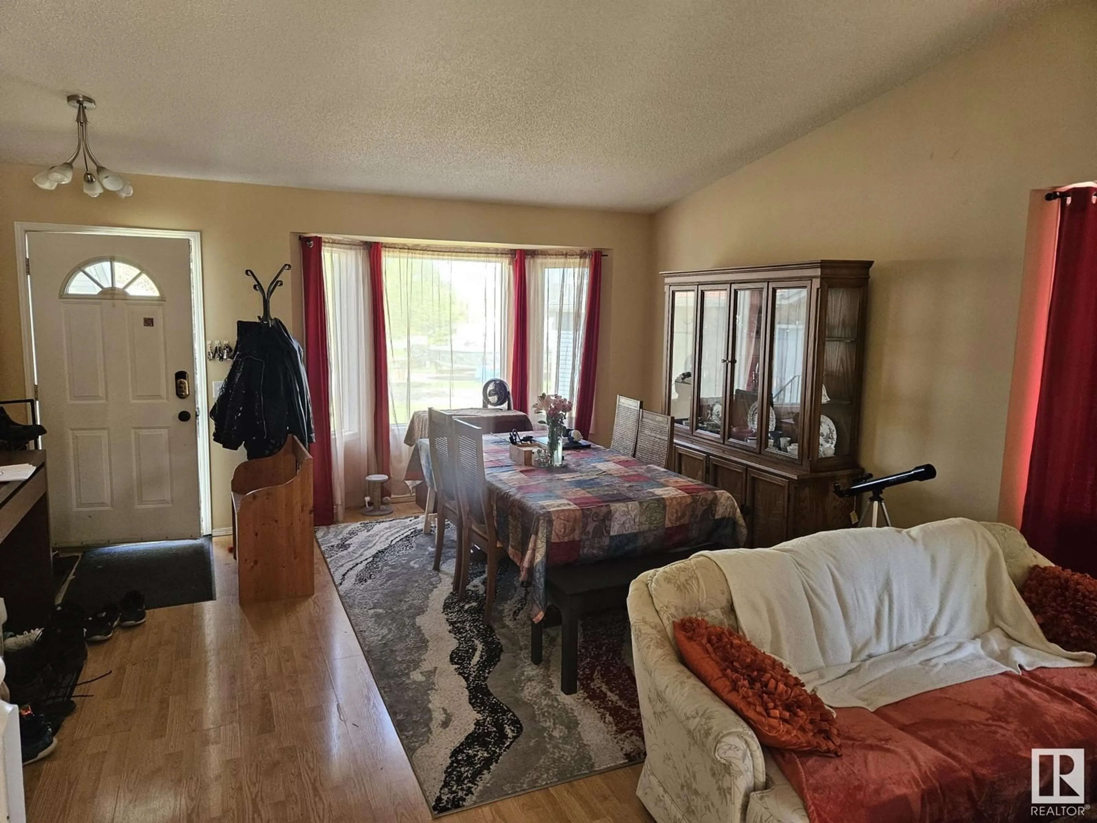 Dining room, wood/laminate floor for 19 DARLINGTON BA, Sherwood Park Alberta T8H1R8