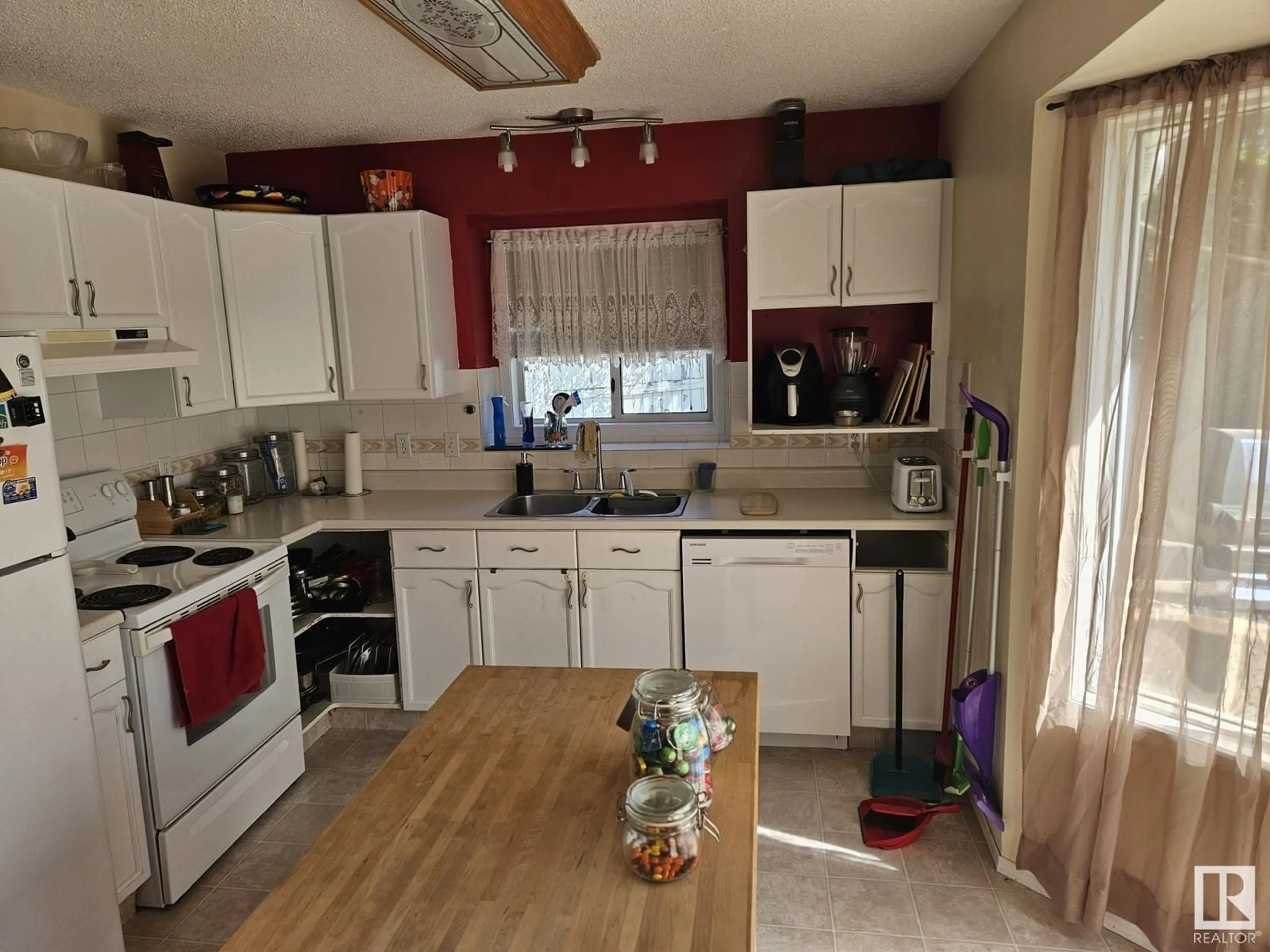 Standard kitchen, unknown for 19 DARLINGTON BA, Sherwood Park Alberta T8H1R8