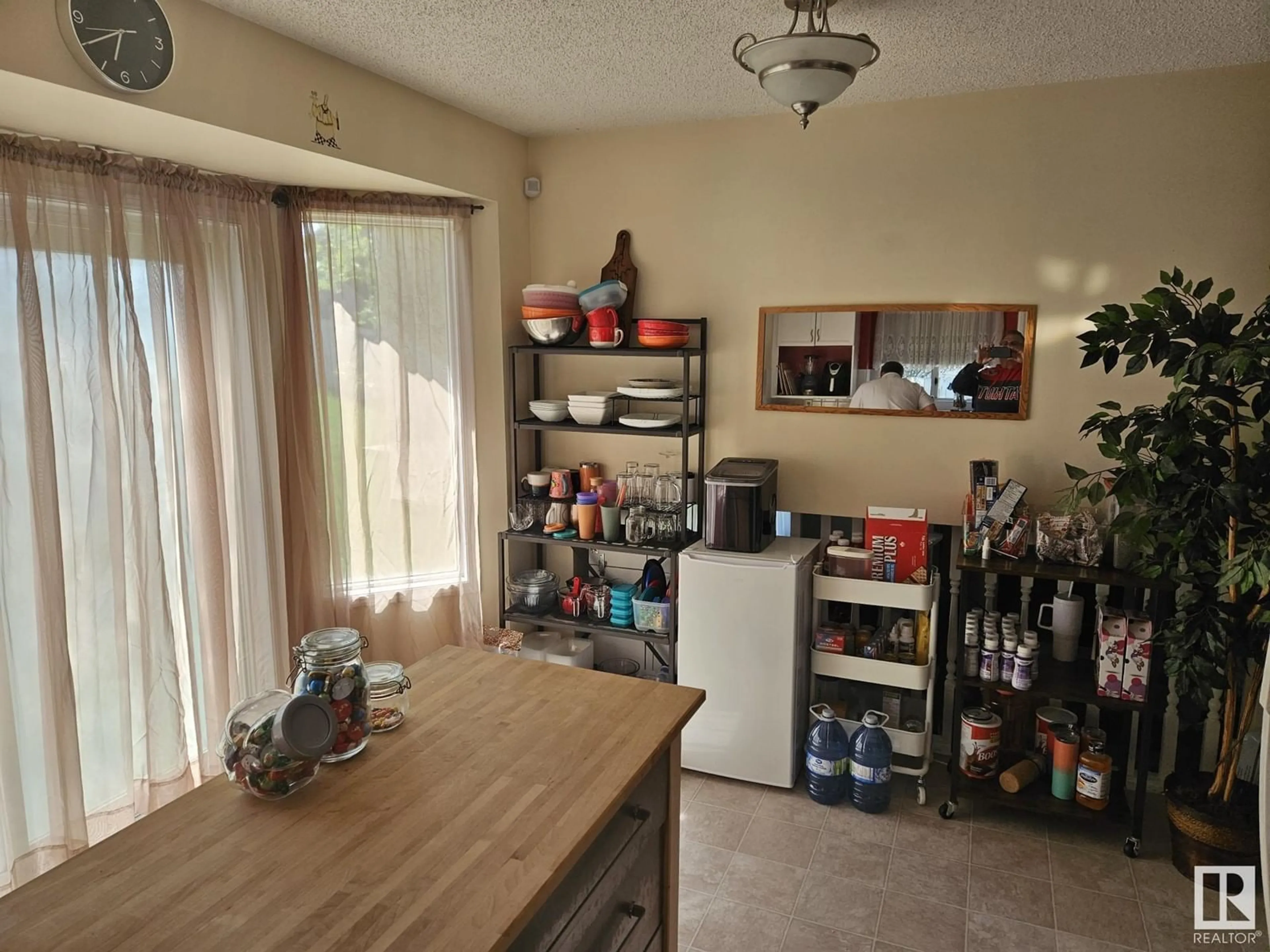 Standard kitchen, unknown for 19 DARLINGTON BA, Sherwood Park Alberta T8H1R8
