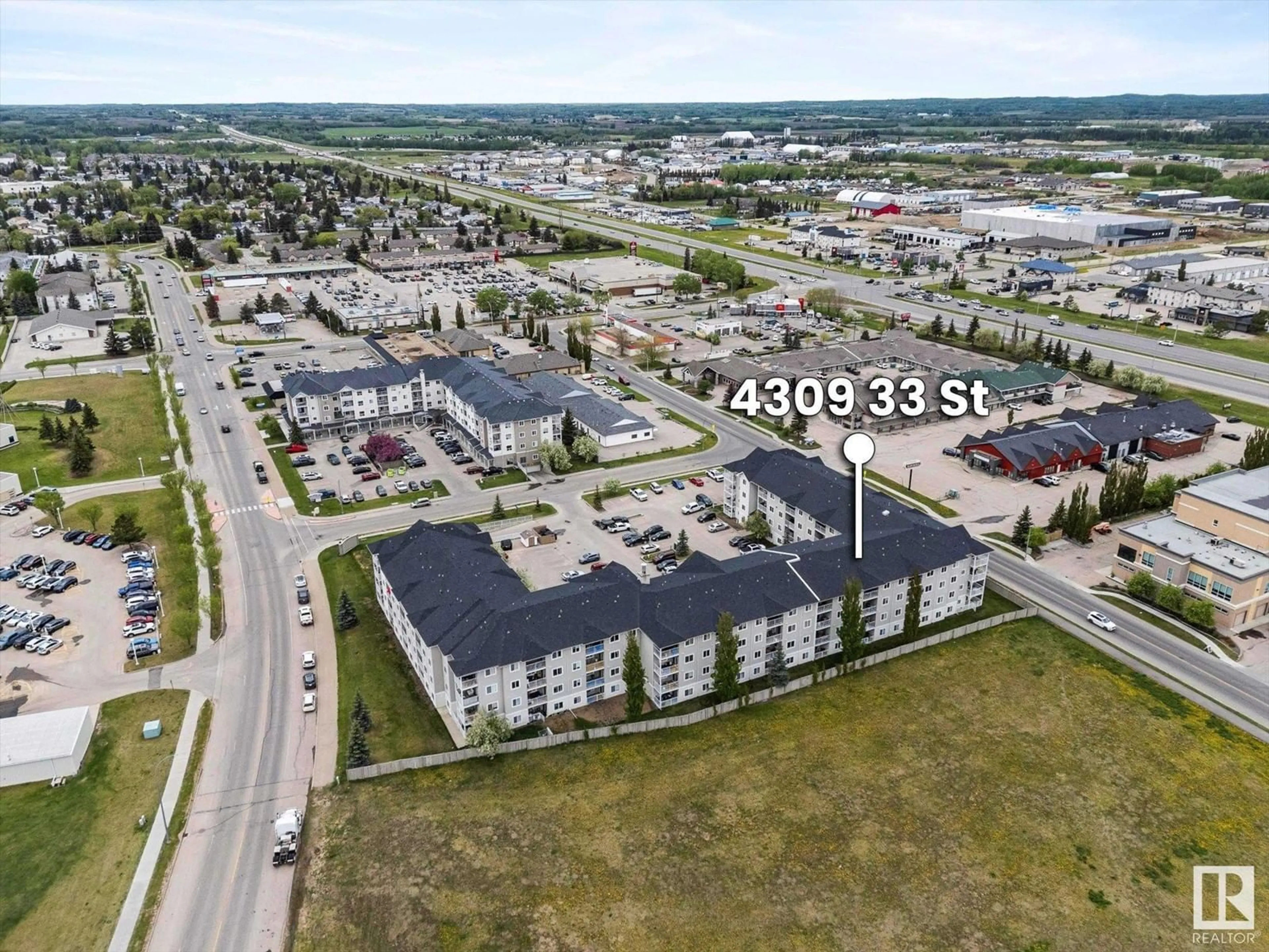 A pic from outside/outdoor area/front of a property/back of a property/a pic from drone, street for 201 - 4309 33 ST, Stony Plain Alberta T7Z0C4