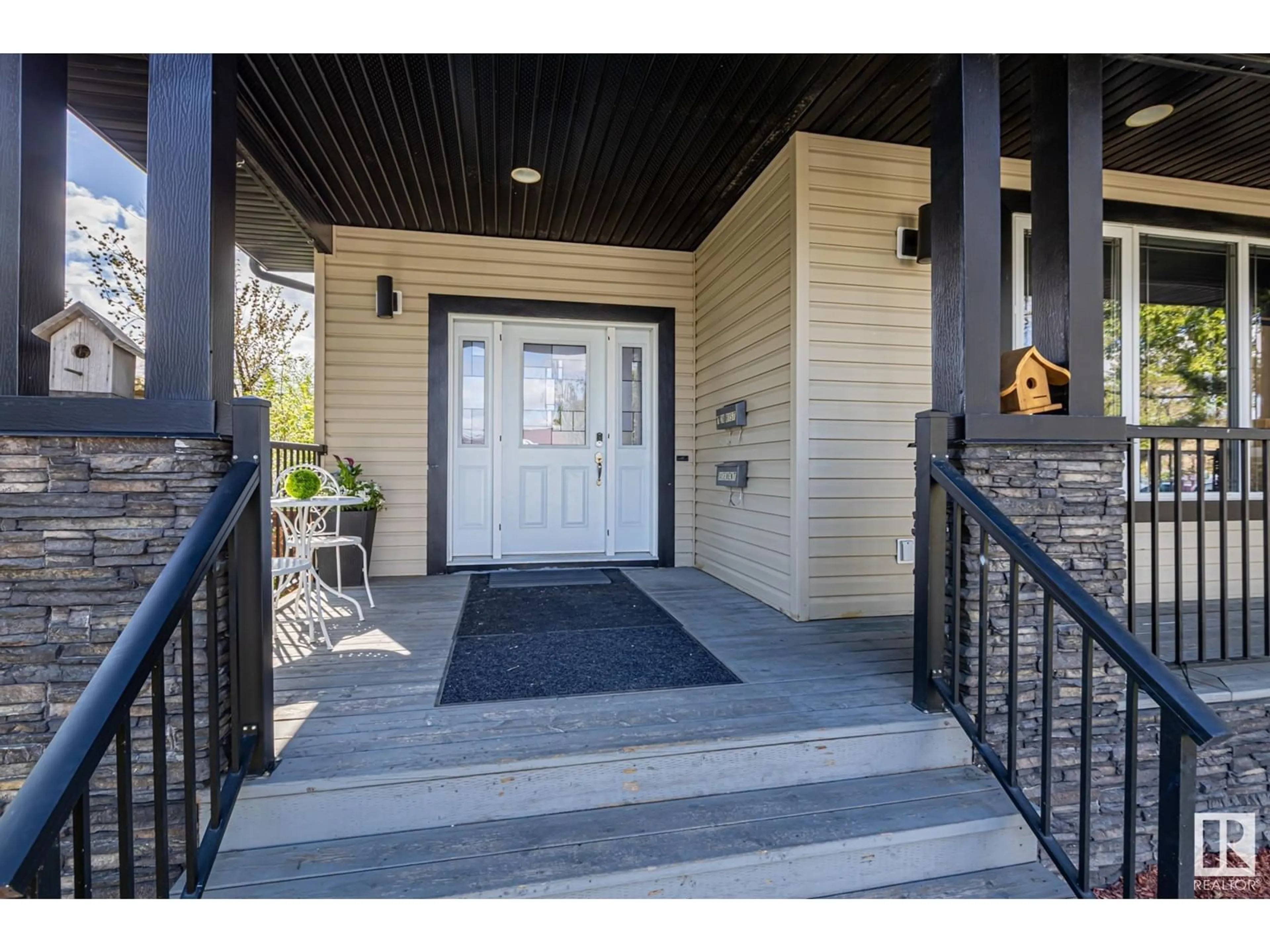 Indoor entryway for 7028 81 ST, Edmonton Alberta T6C2T4