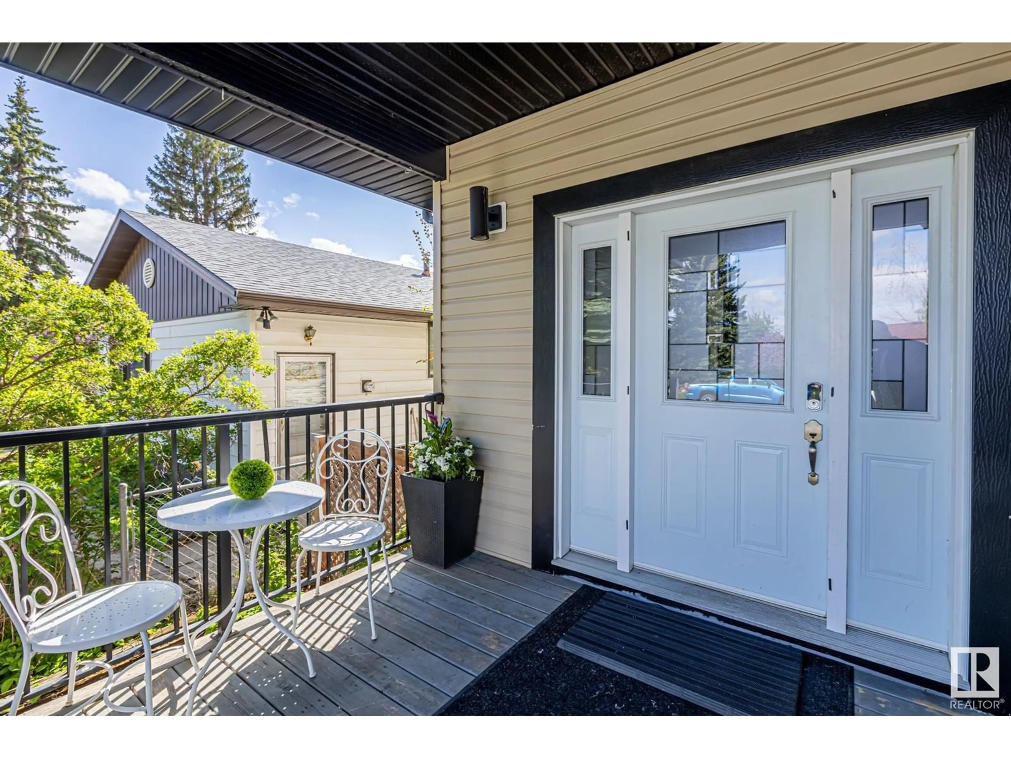 Indoor entryway for 7028 81 ST, Edmonton Alberta T6C2T4