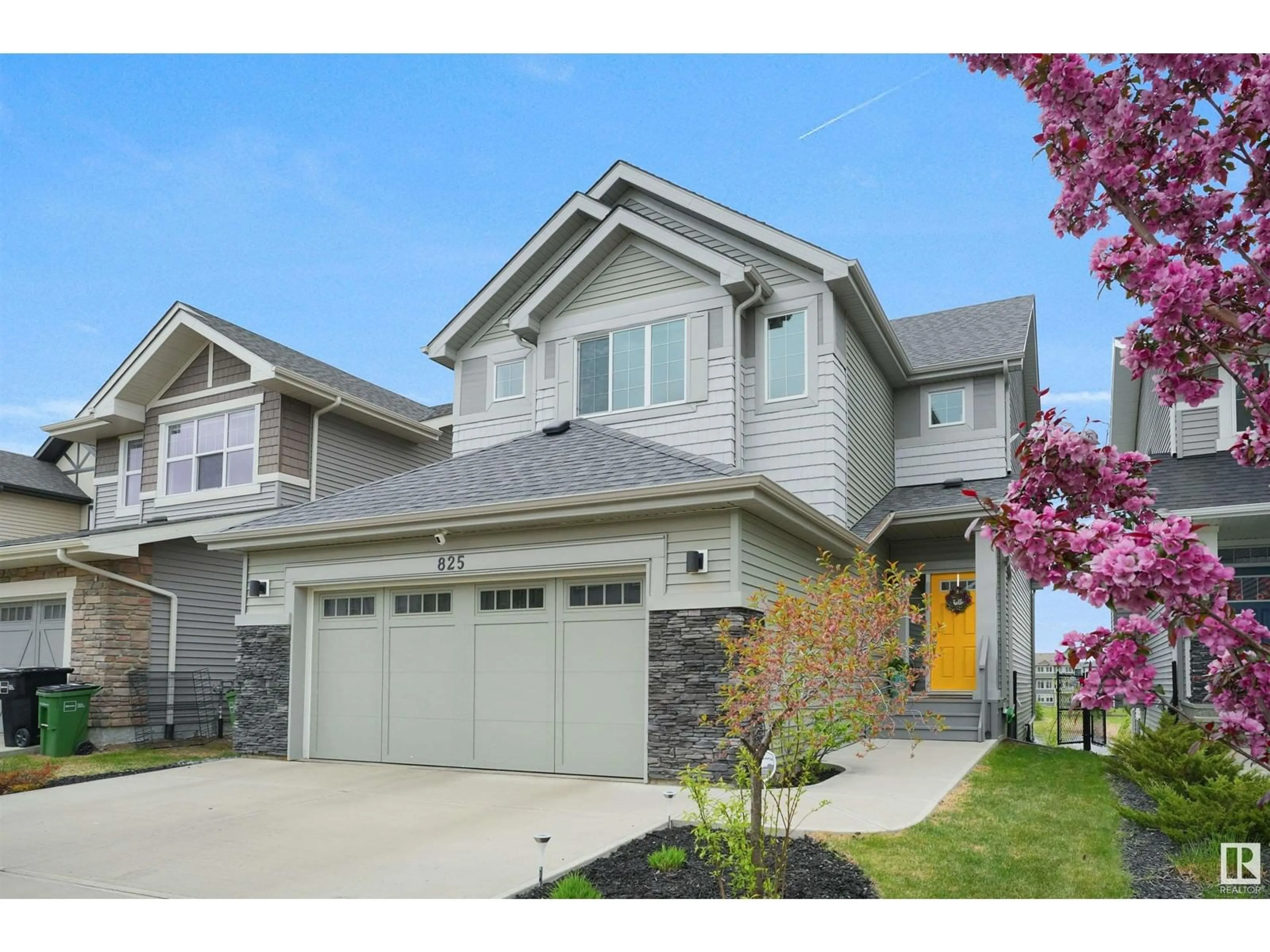 Home with vinyl exterior material, street for LI NW - 825 EAGLESON LINK, Edmonton Alberta T6M0V5