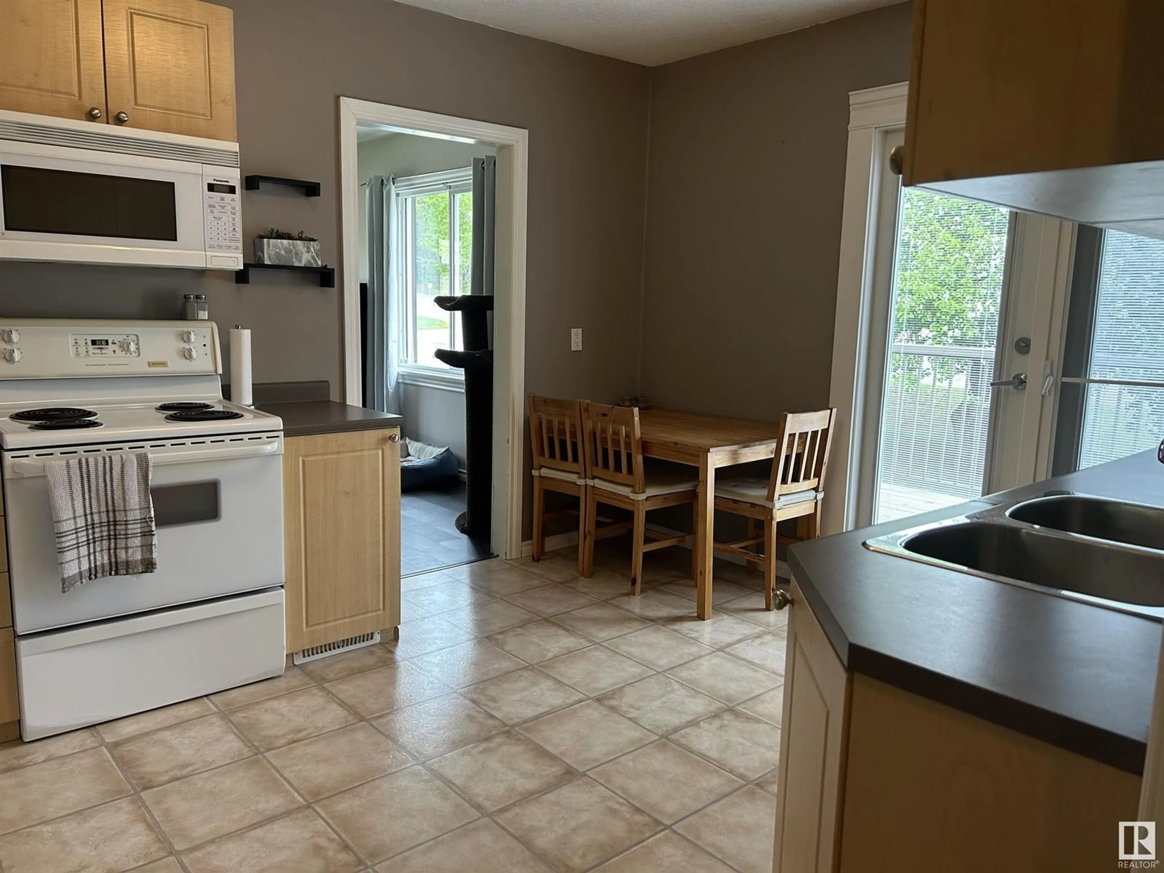 Standard kitchen, unknown for 4900 THIRD ST, Boyle Alberta T0A0M0