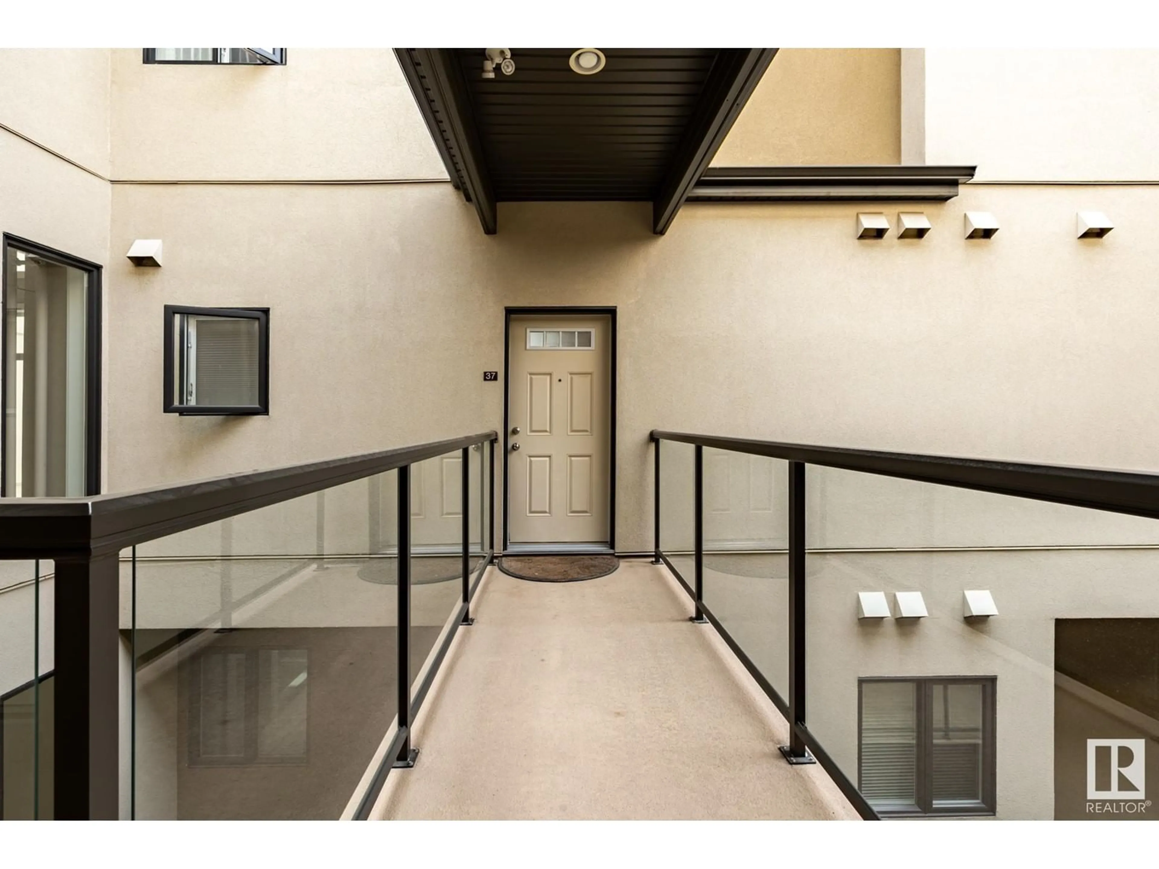 Indoor foyer for #37 - 11518 76 AV, Edmonton Alberta T6G0K7