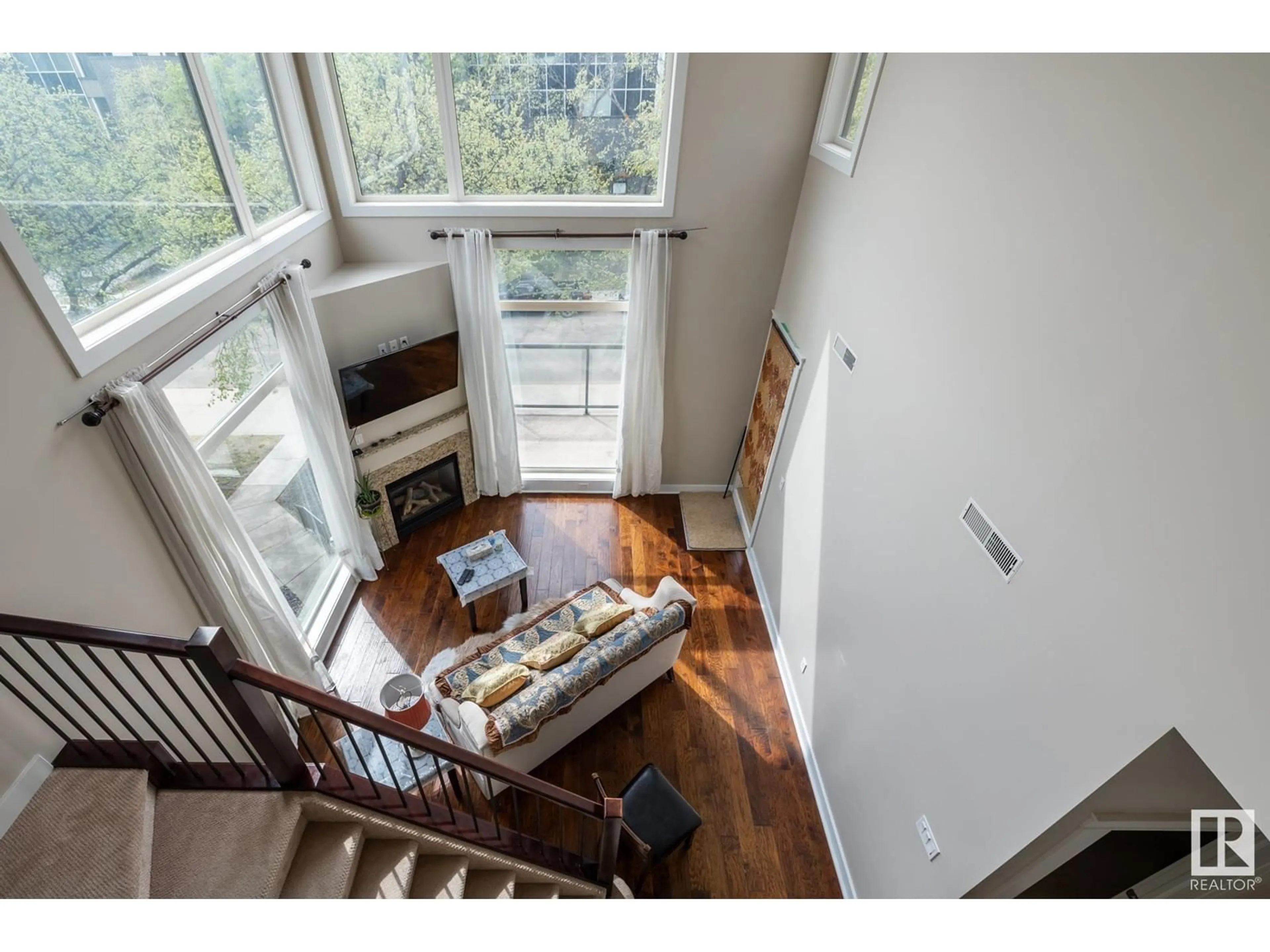 Indoor foyer for #37 - 11518 76 AV, Edmonton Alberta T6G0K7