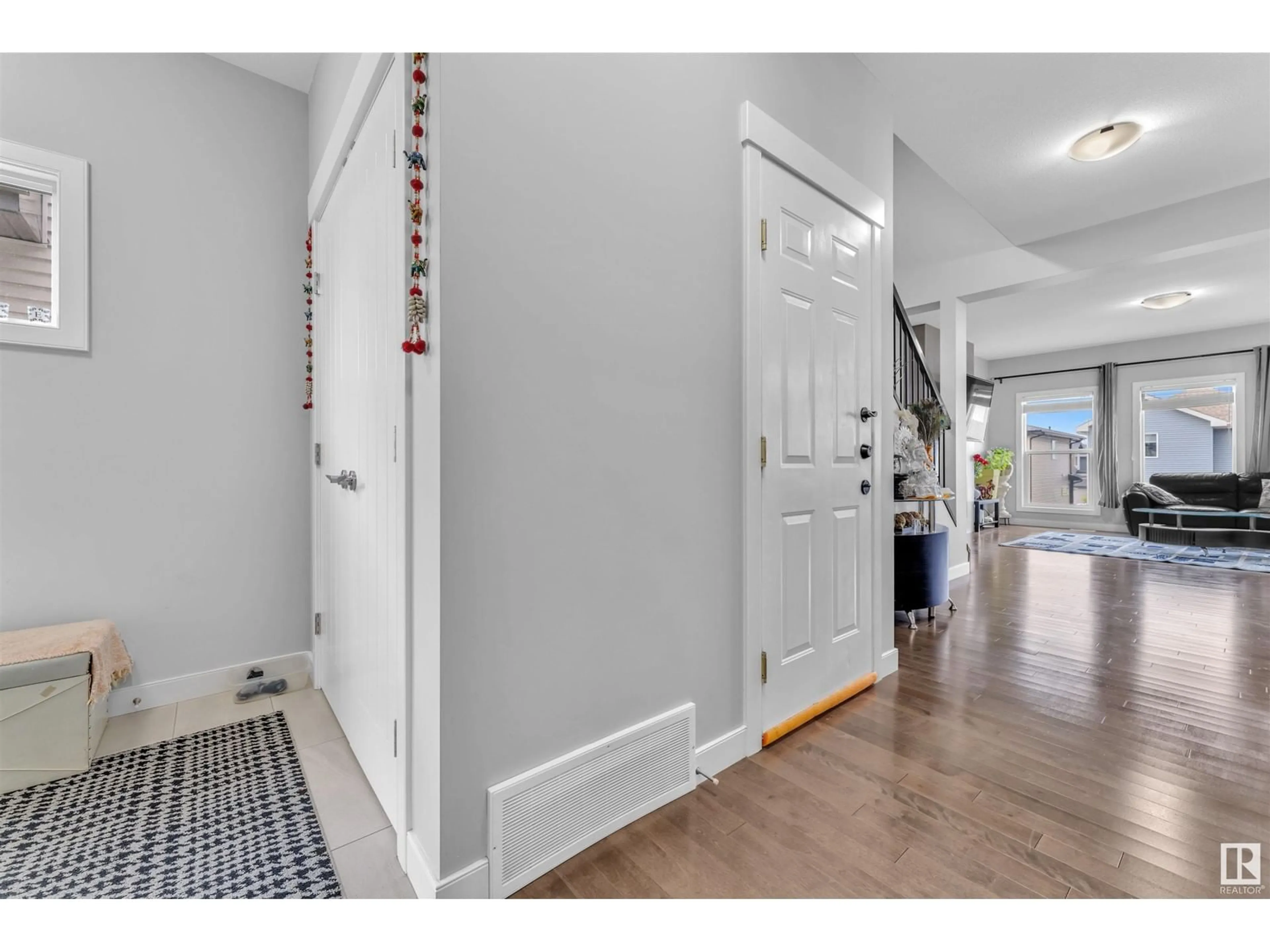 Indoor entryway for SW - 4104 6 AV, Edmonton Alberta T6X2J1