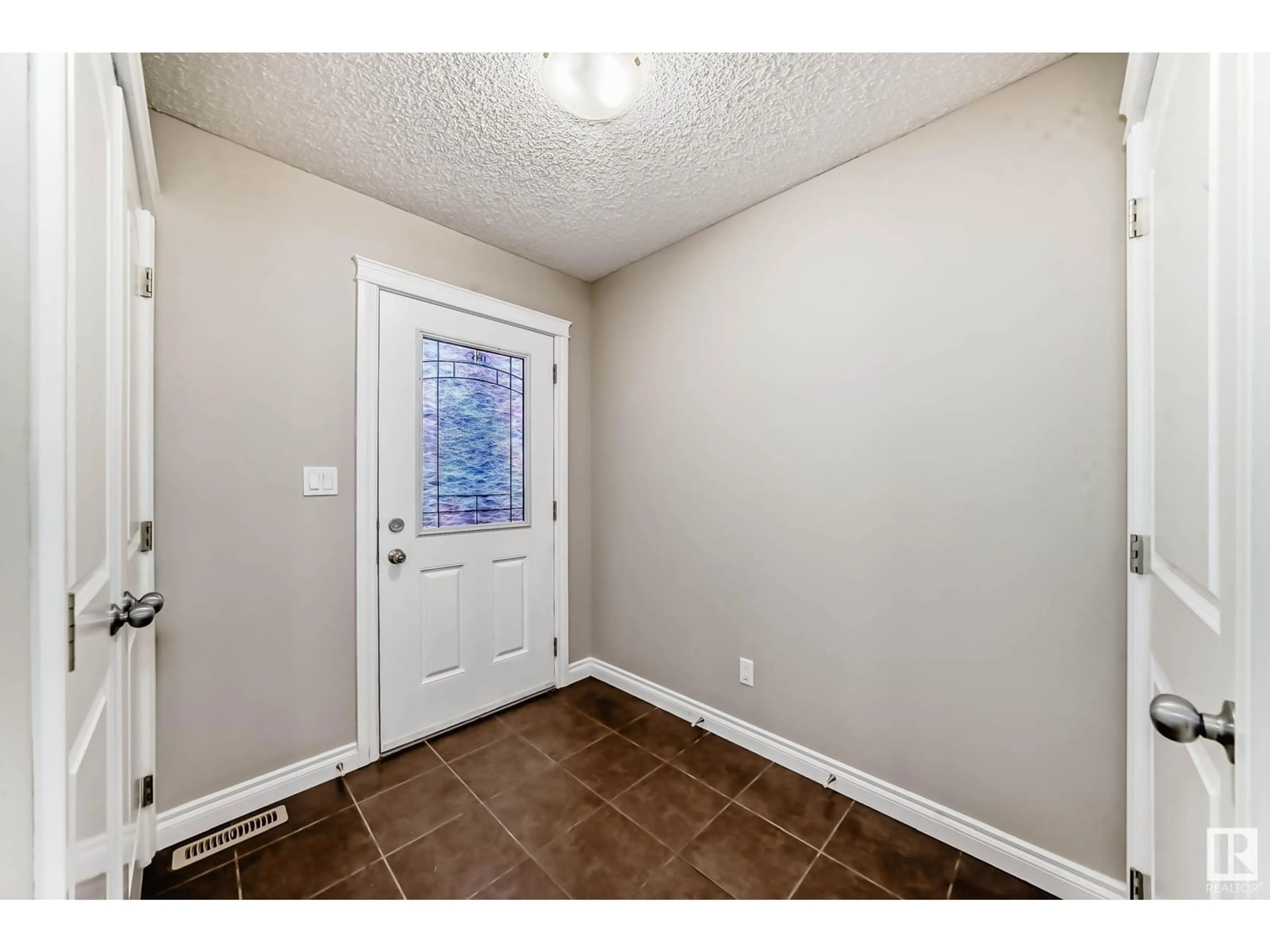 Indoor entryway for SW - 5406 14 AV, Edmonton Alberta T6X1S2