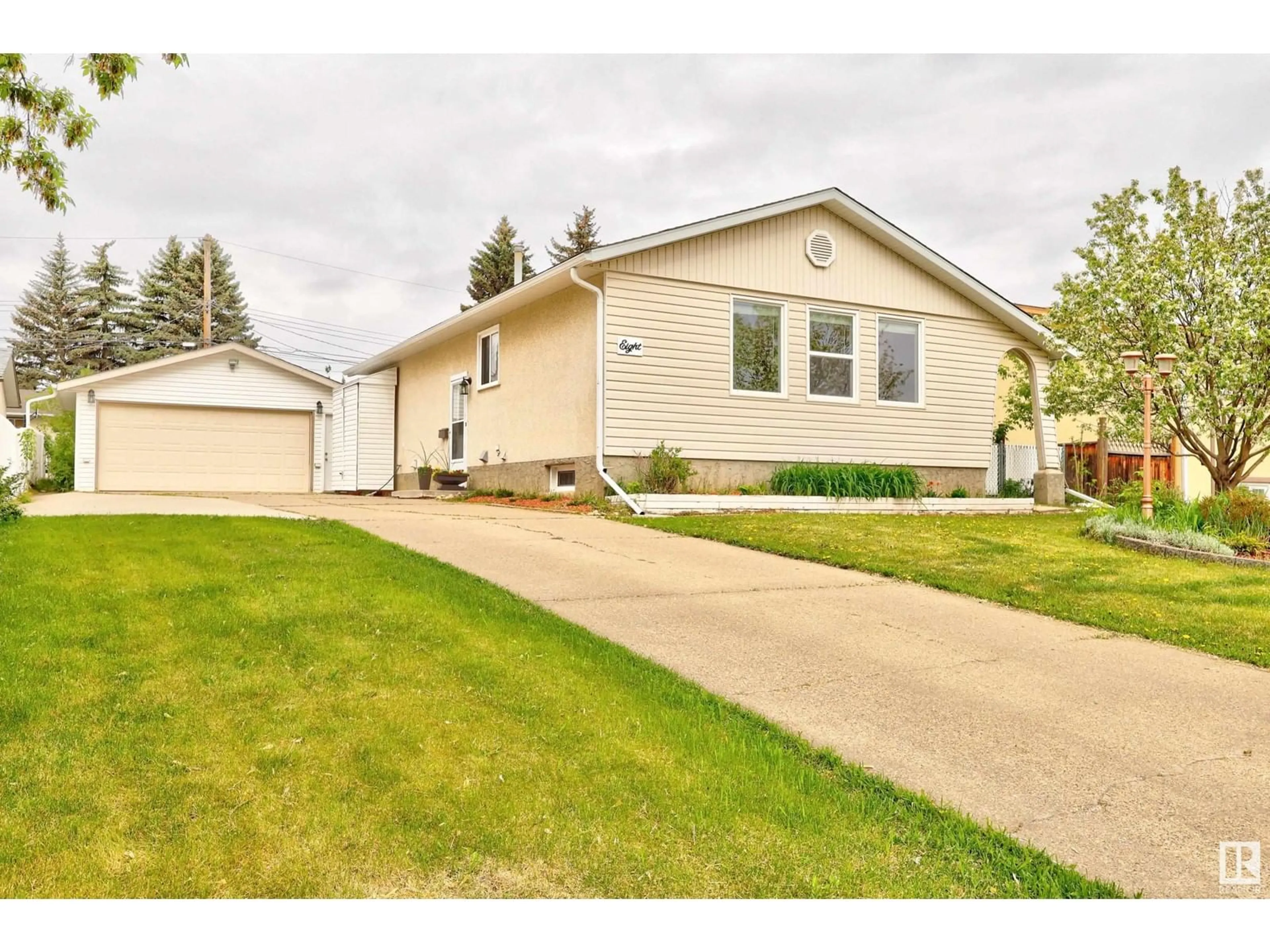 Home with vinyl exterior material, street for 8 LINDEN ST, Spruce Grove Alberta T7X2G4