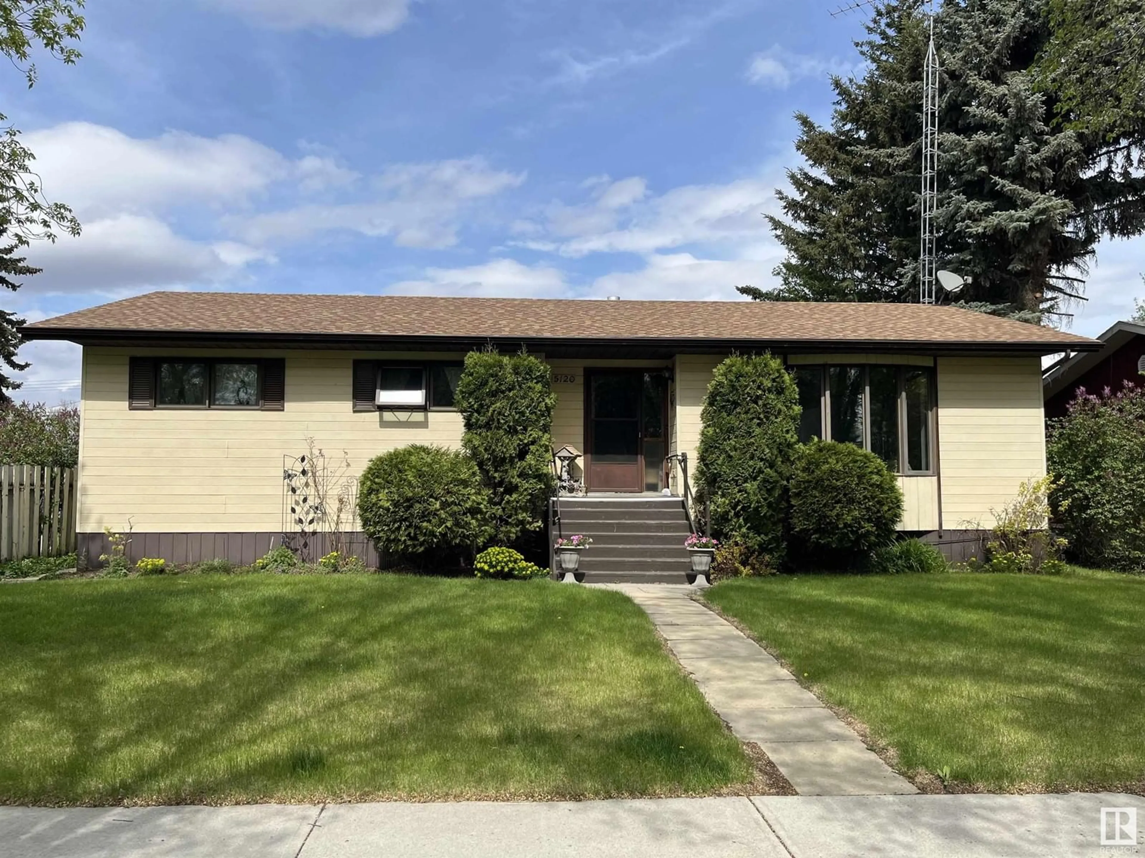 Home with vinyl exterior material, street for 5120 51 AV, Viking Alberta T0B4N0